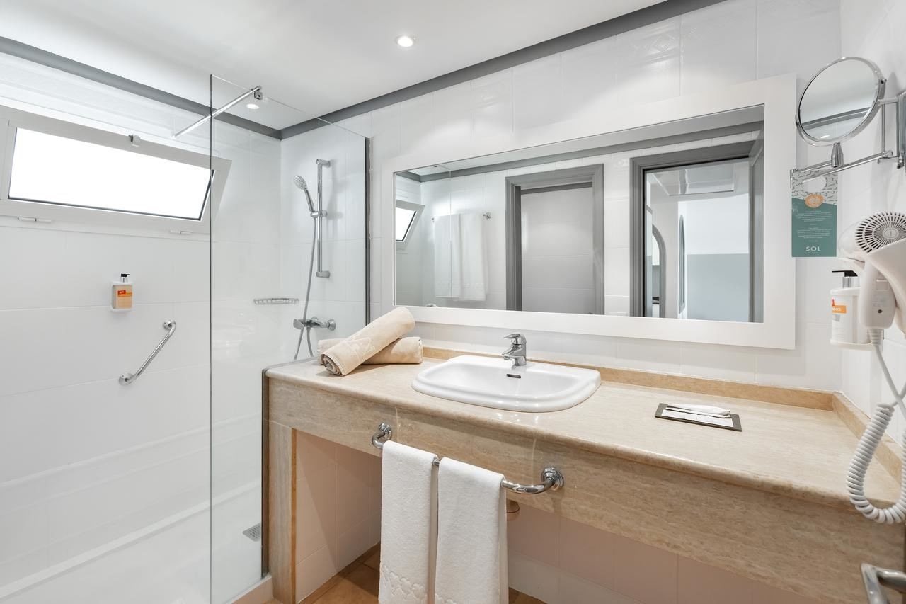 rooms-apartment-one-bedroom-with-terrace