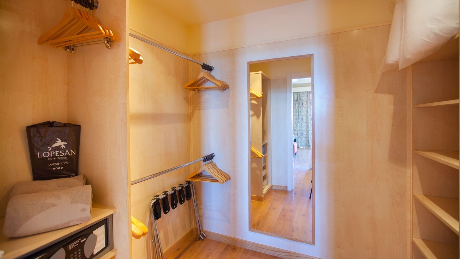 rooms-senior-suite-terrace-unique