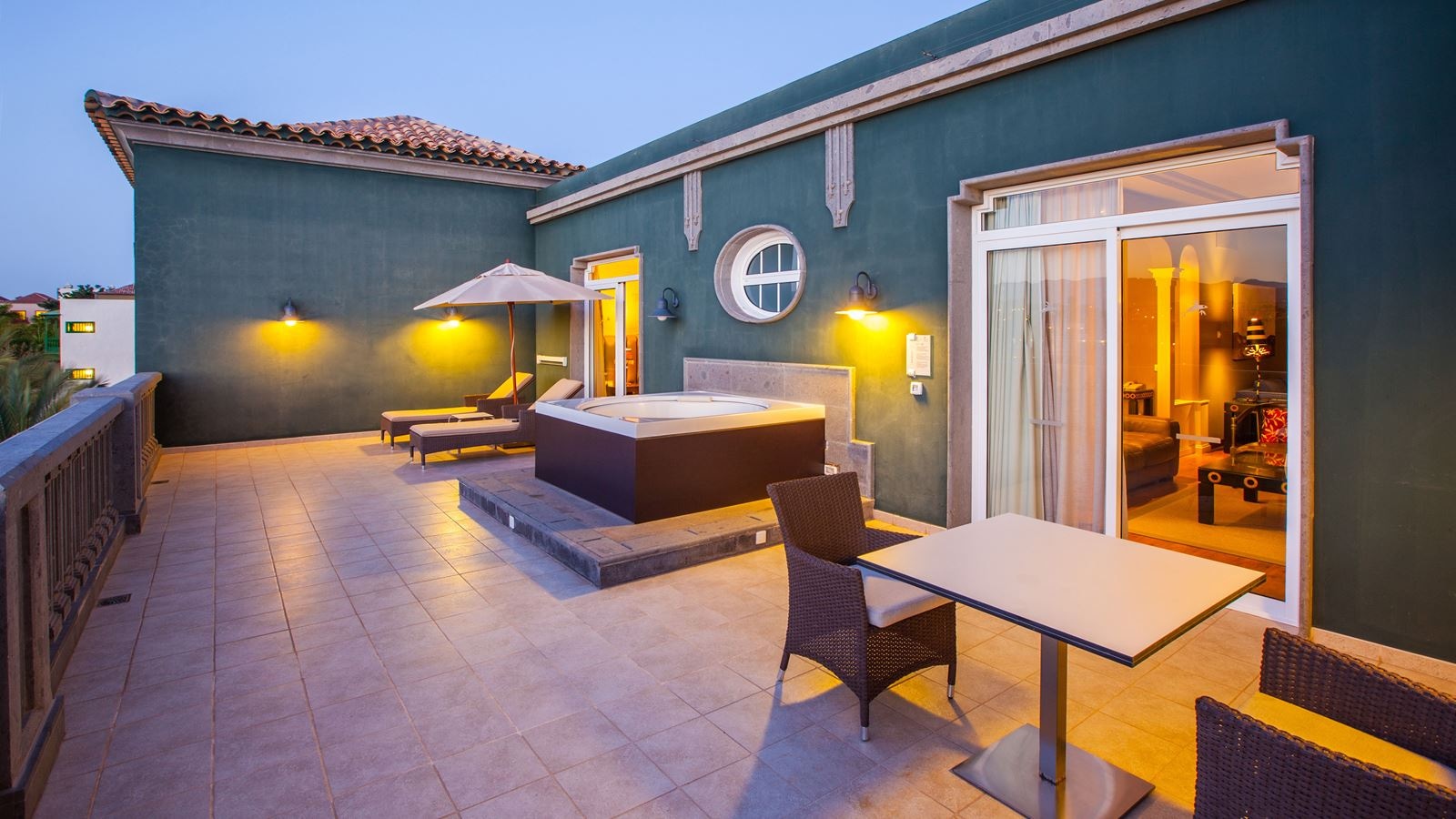 rooms-sus-superior-suite-unique-with-terrace-and-partial-sea-view