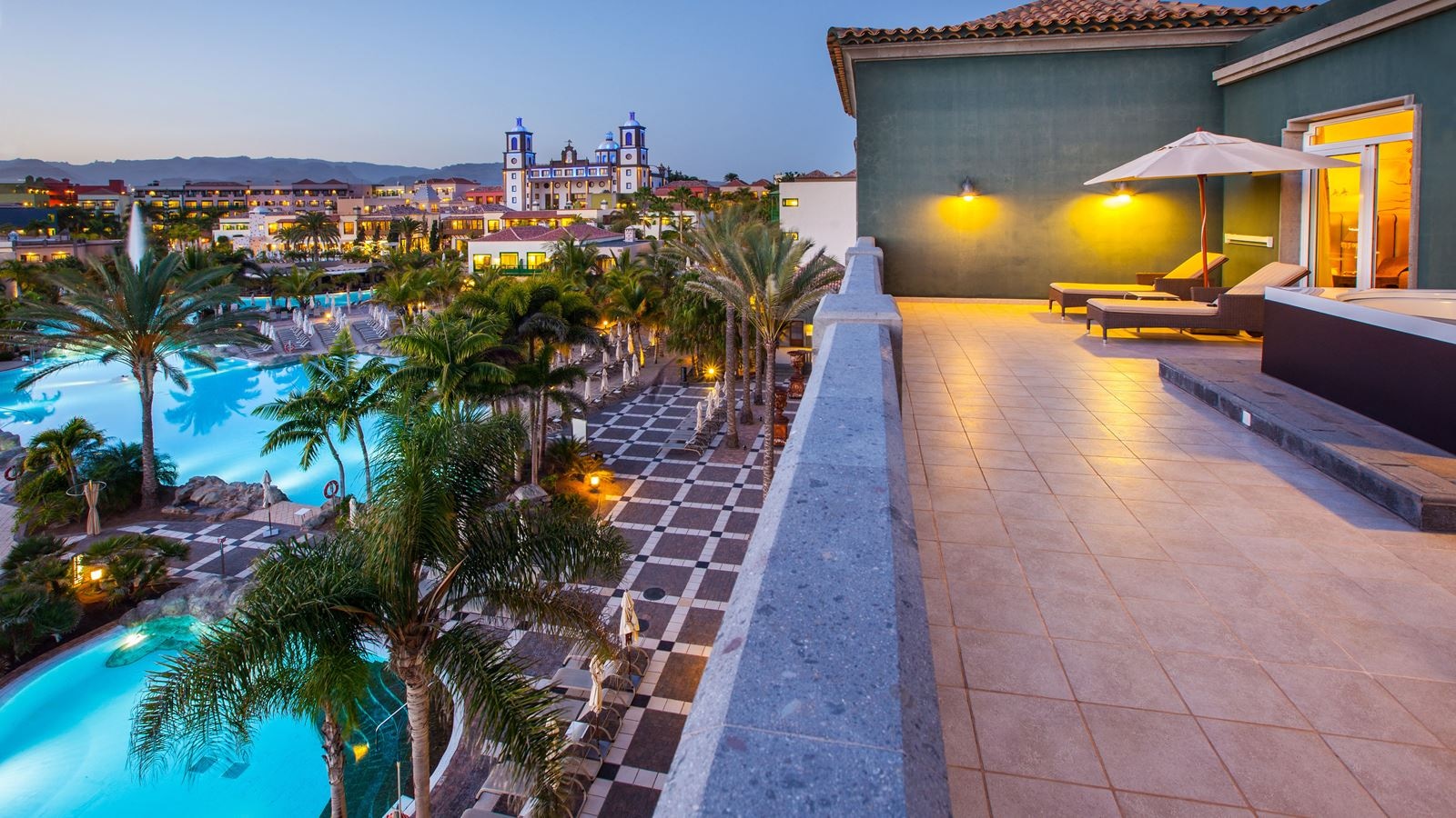 rooms-sus-single-use-superior-suite-unique-with-terrace-and-partial-sea-view