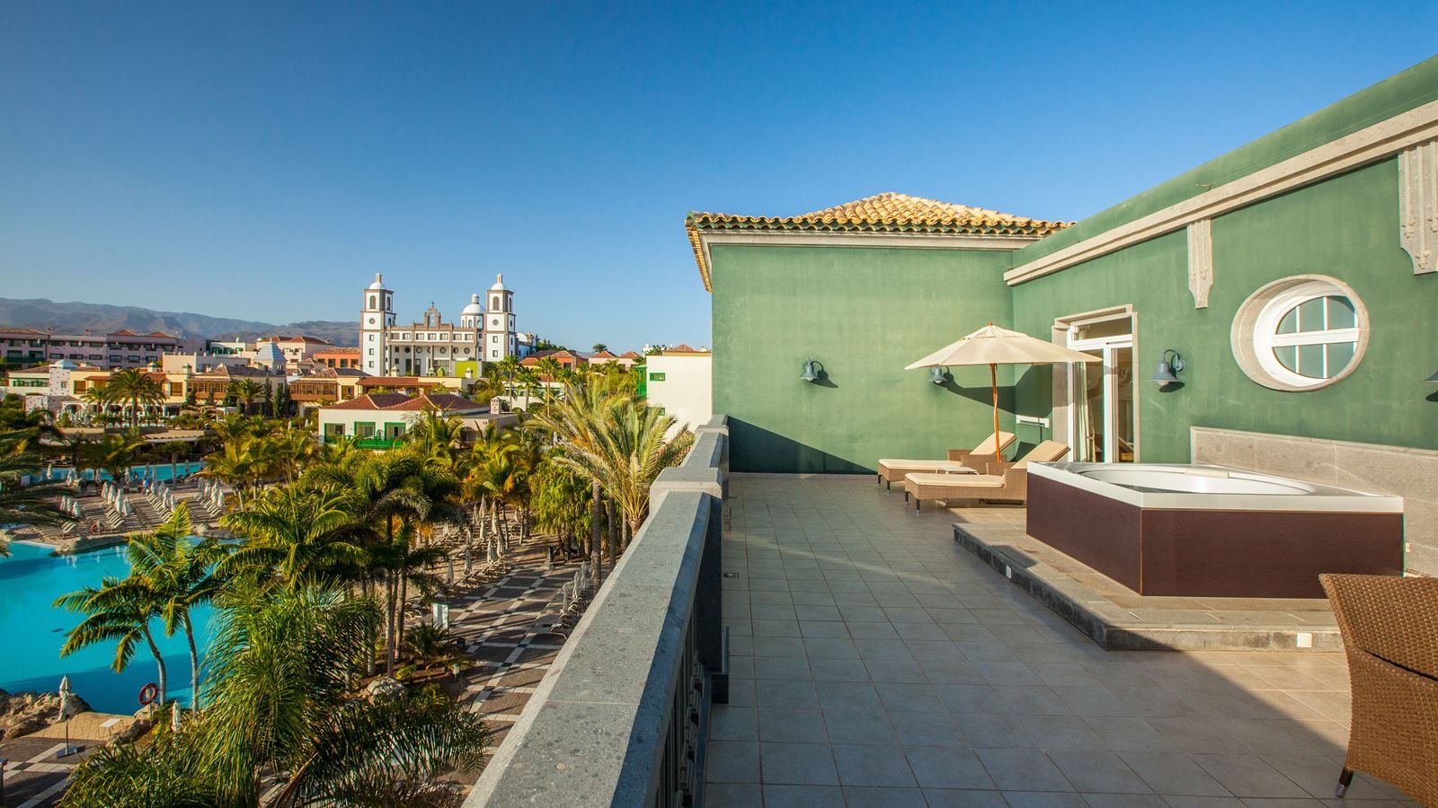 rooms-sus-single-use-superior-suite-unique-with-terrace-and-partial-sea-view
