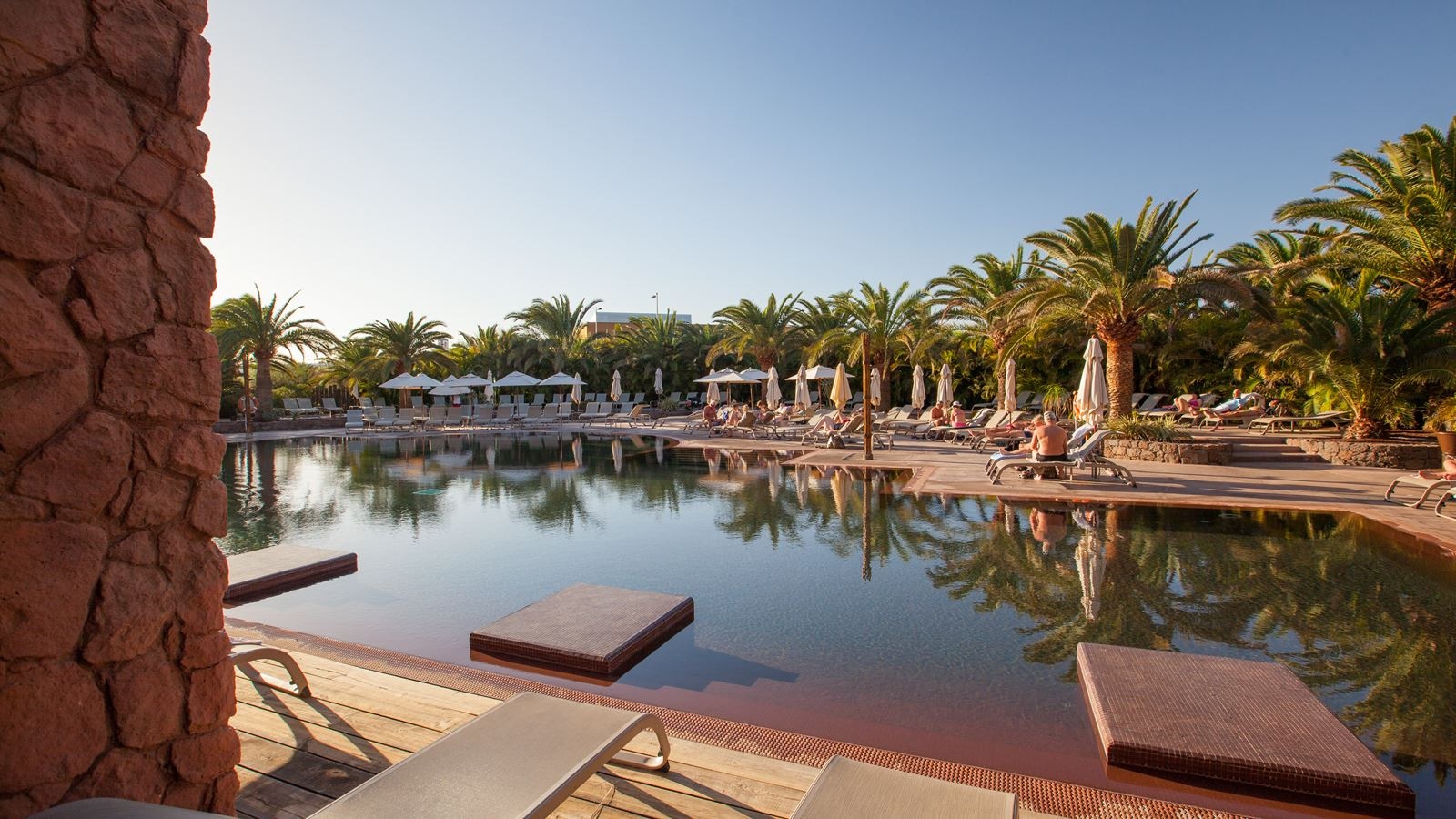 rooms-dfap-family-room-swimup-pool-terrace