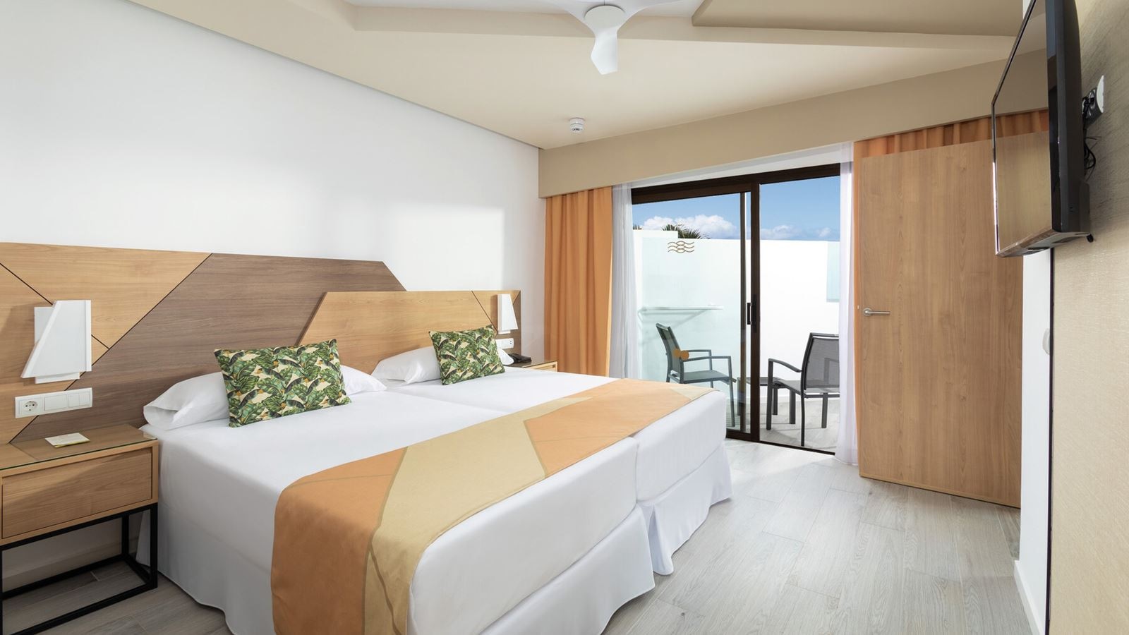 rooms-family-room-1-bedroom-balcony-or-terrace