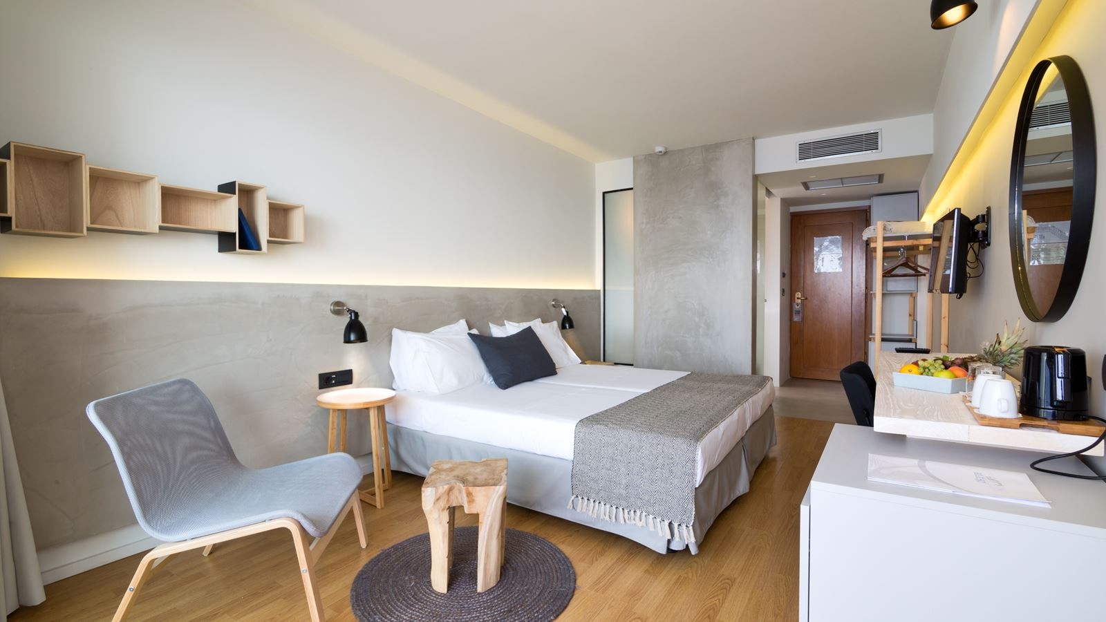 rooms-deluxe-room-land-view-balcony