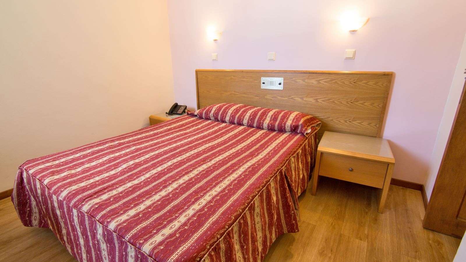 rooms-single-room-land-view-without-balconyterrace