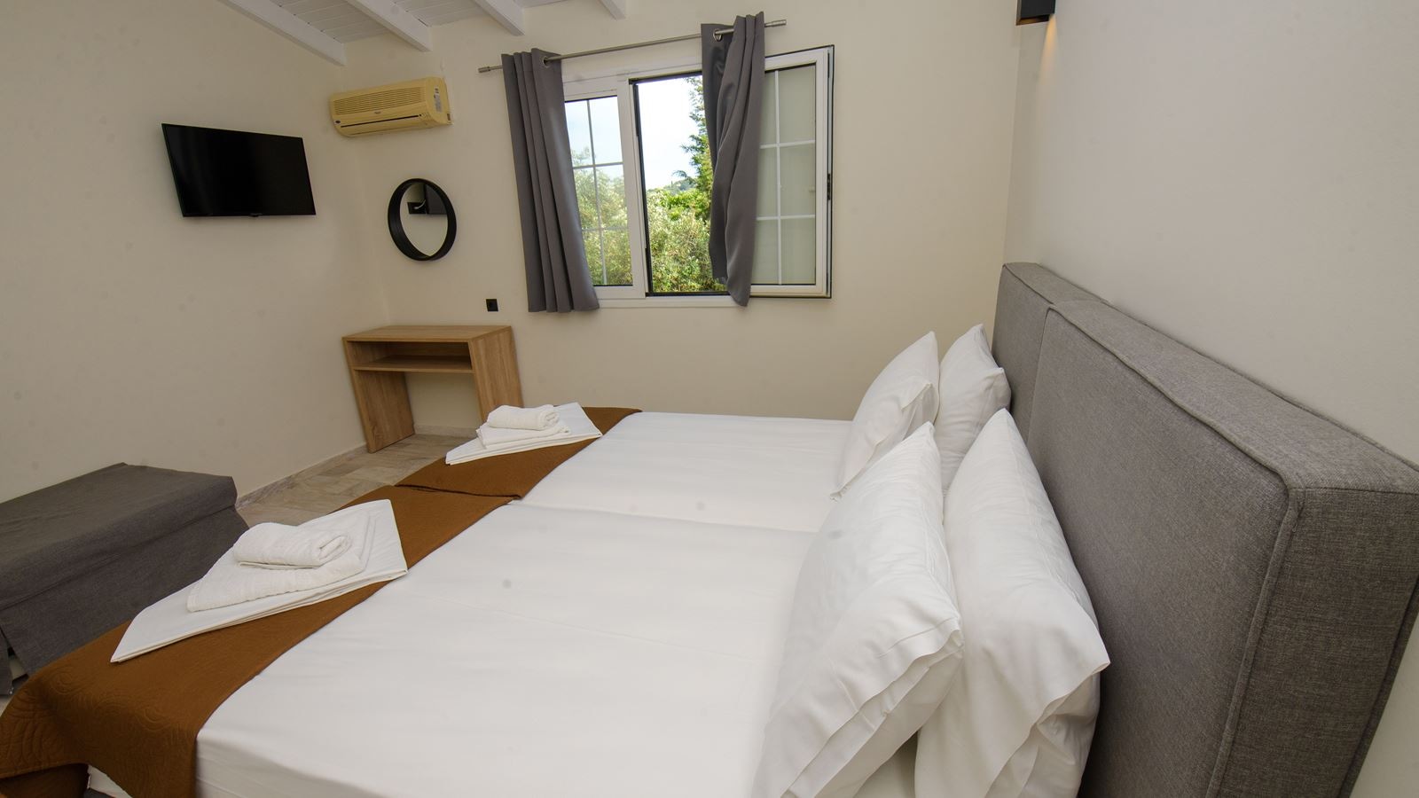 rooms-two-bedroom-apartment-5-pax