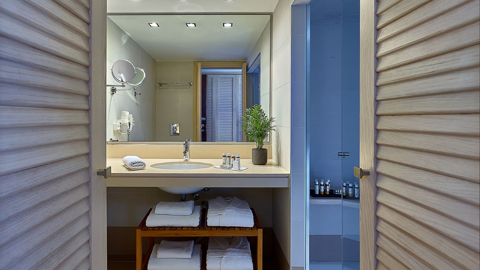 rooms-superior-room-pool-view-balcony