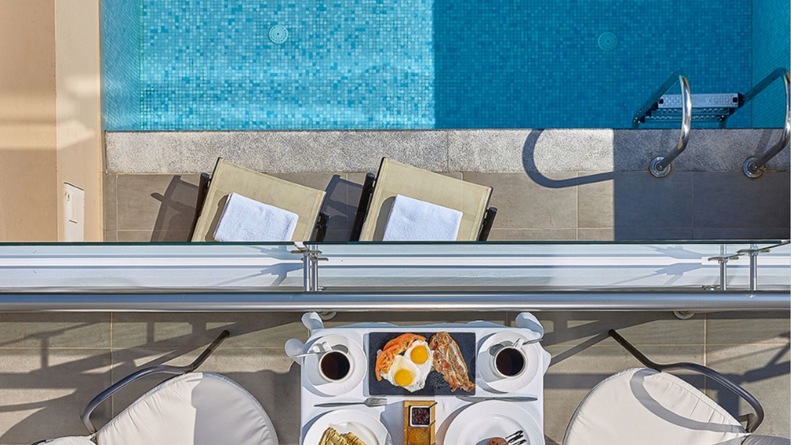 rooms-superior-room-pool-view-balcony