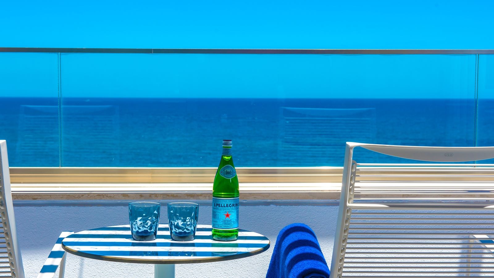 rooms-gold-sky-suite-with-panoramic-sea-view