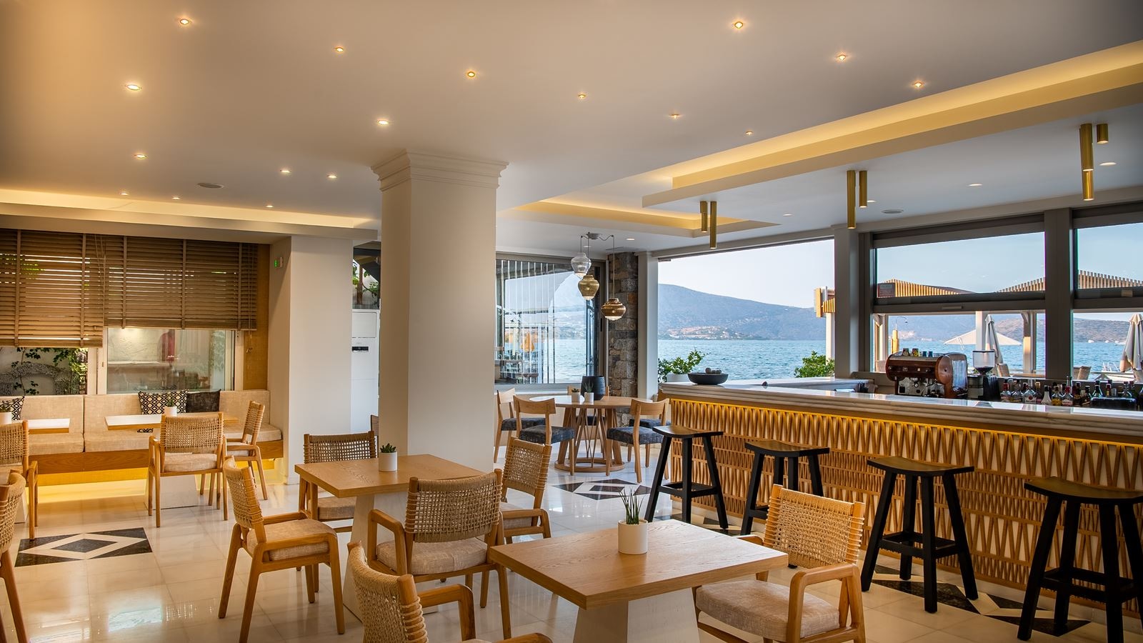 restaurants-main-restaurant-for-breakfast