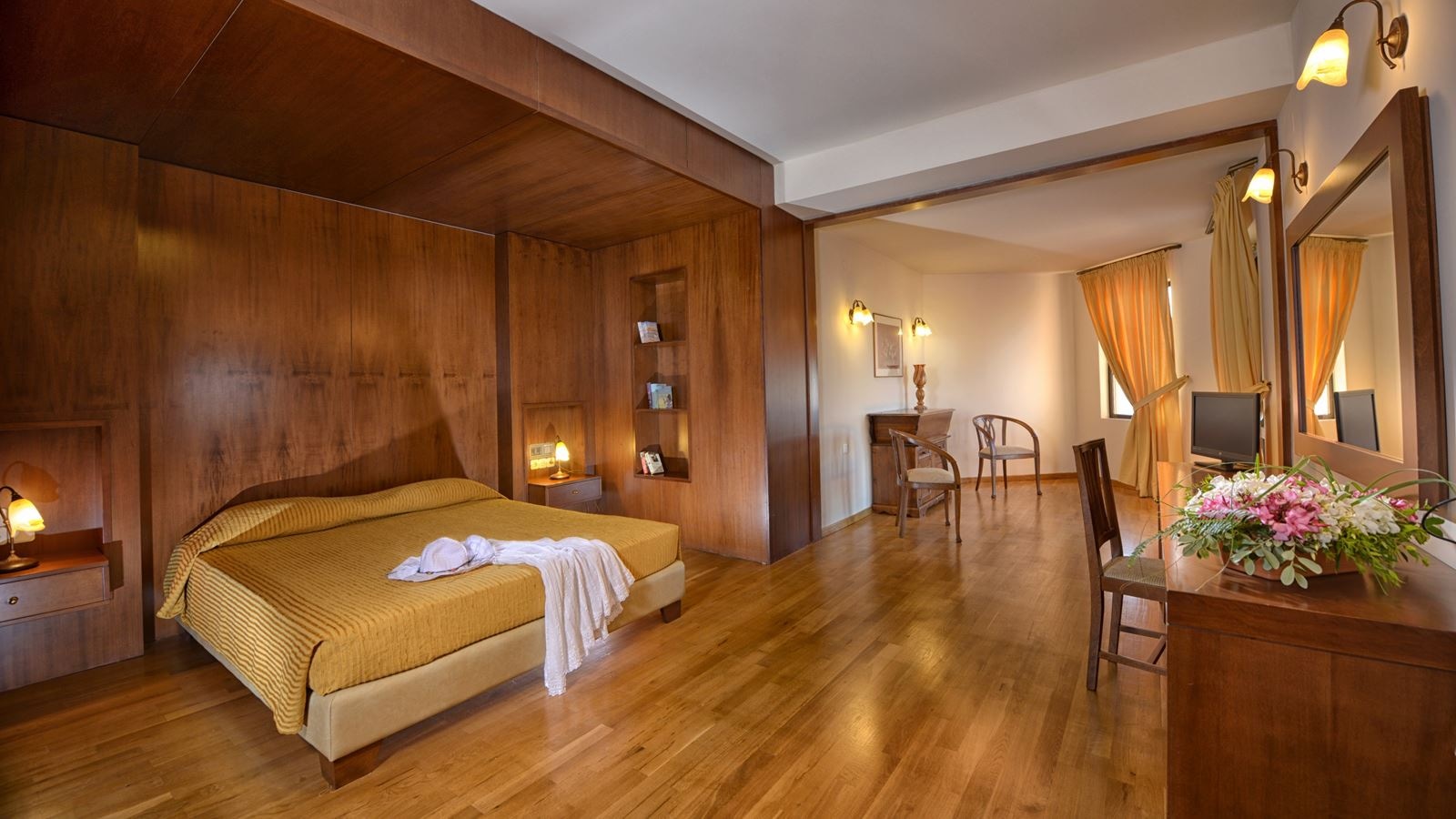 rooms-vip-master-suite-side-sea-view