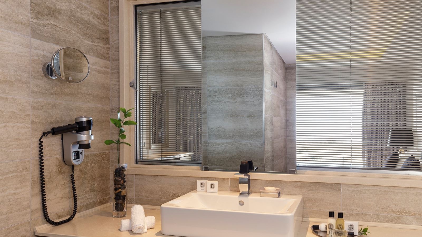 rooms-superior-junior-suite-with-private-pool--partial-sea-view