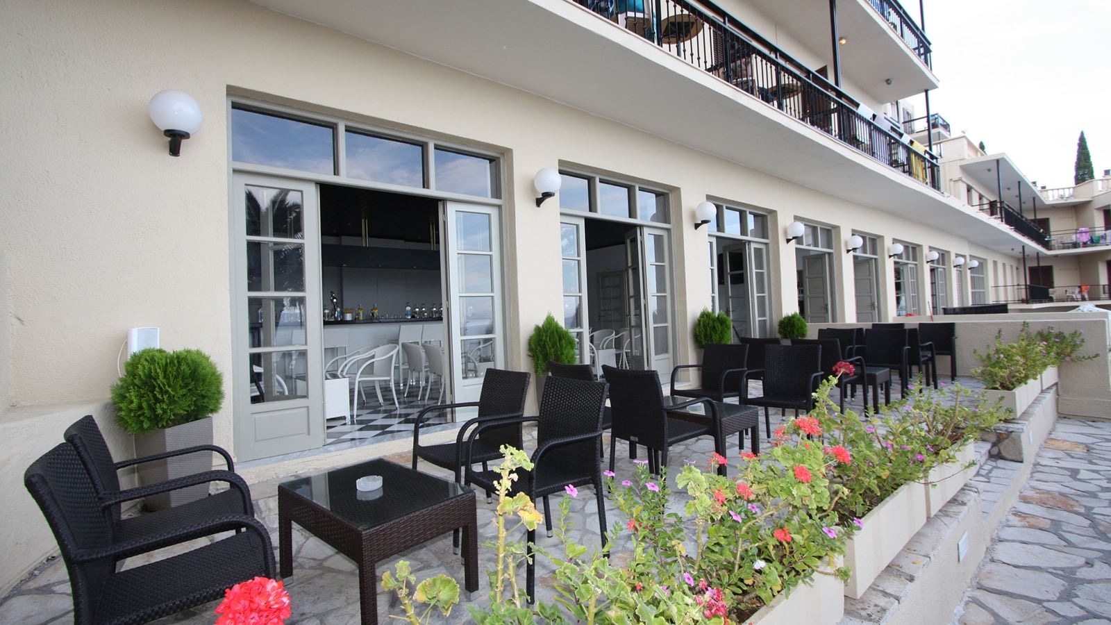 restaurants-pool-bar