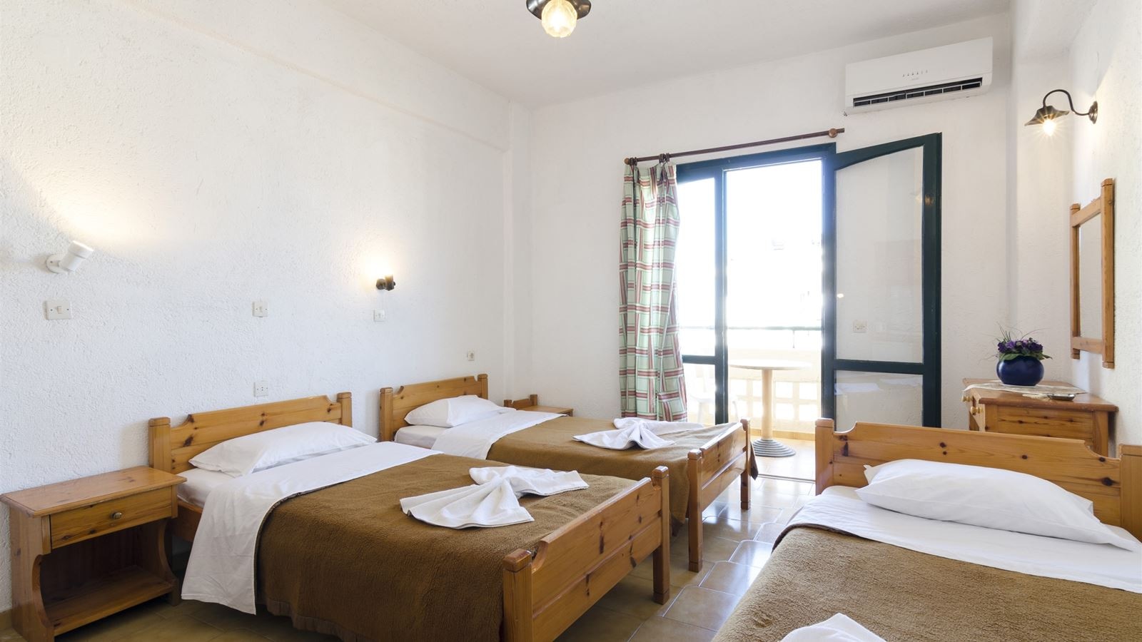 rooms-studio-balcony-or-terrace