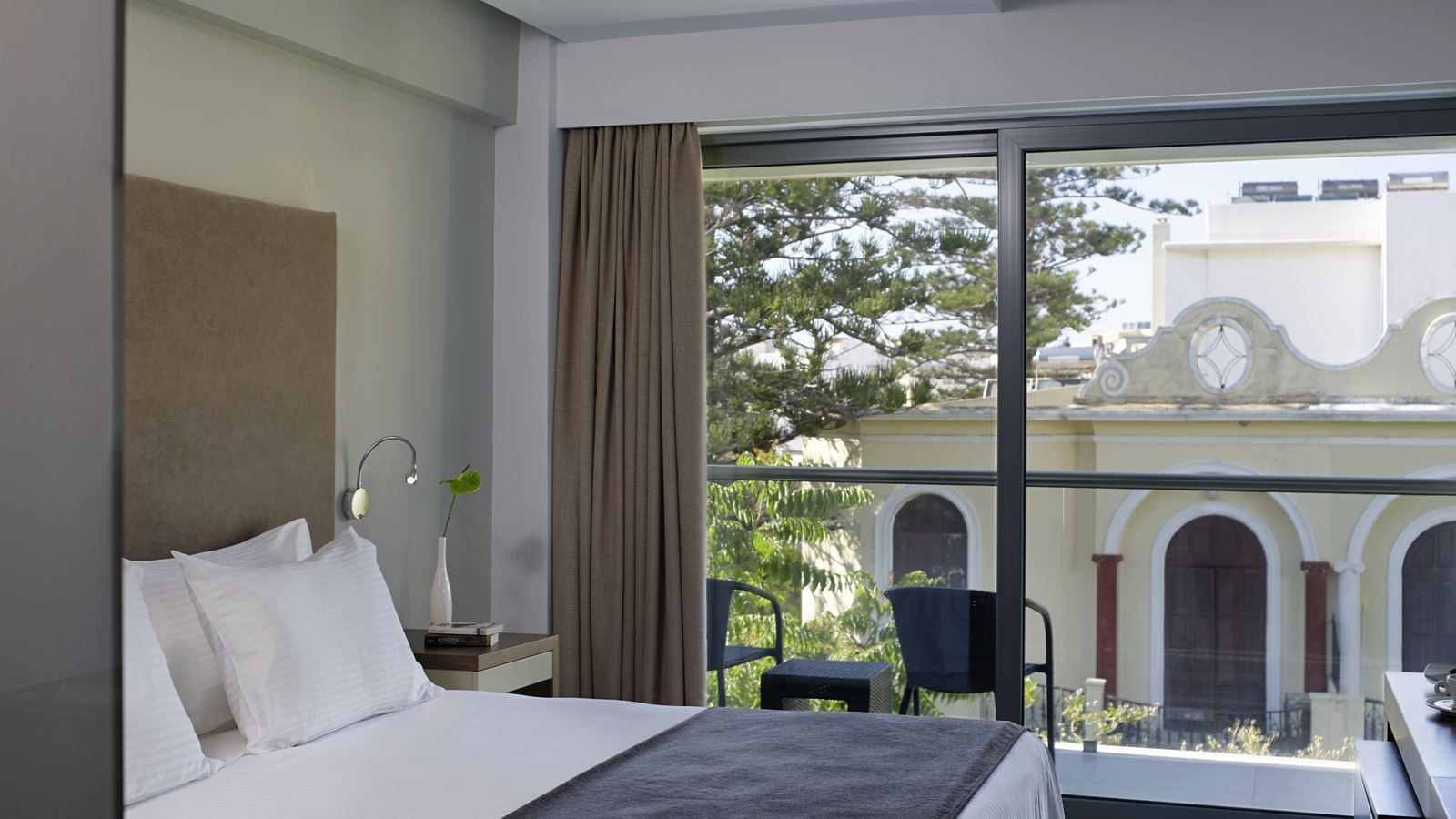 rooms-single-use-room-city-view-balcony