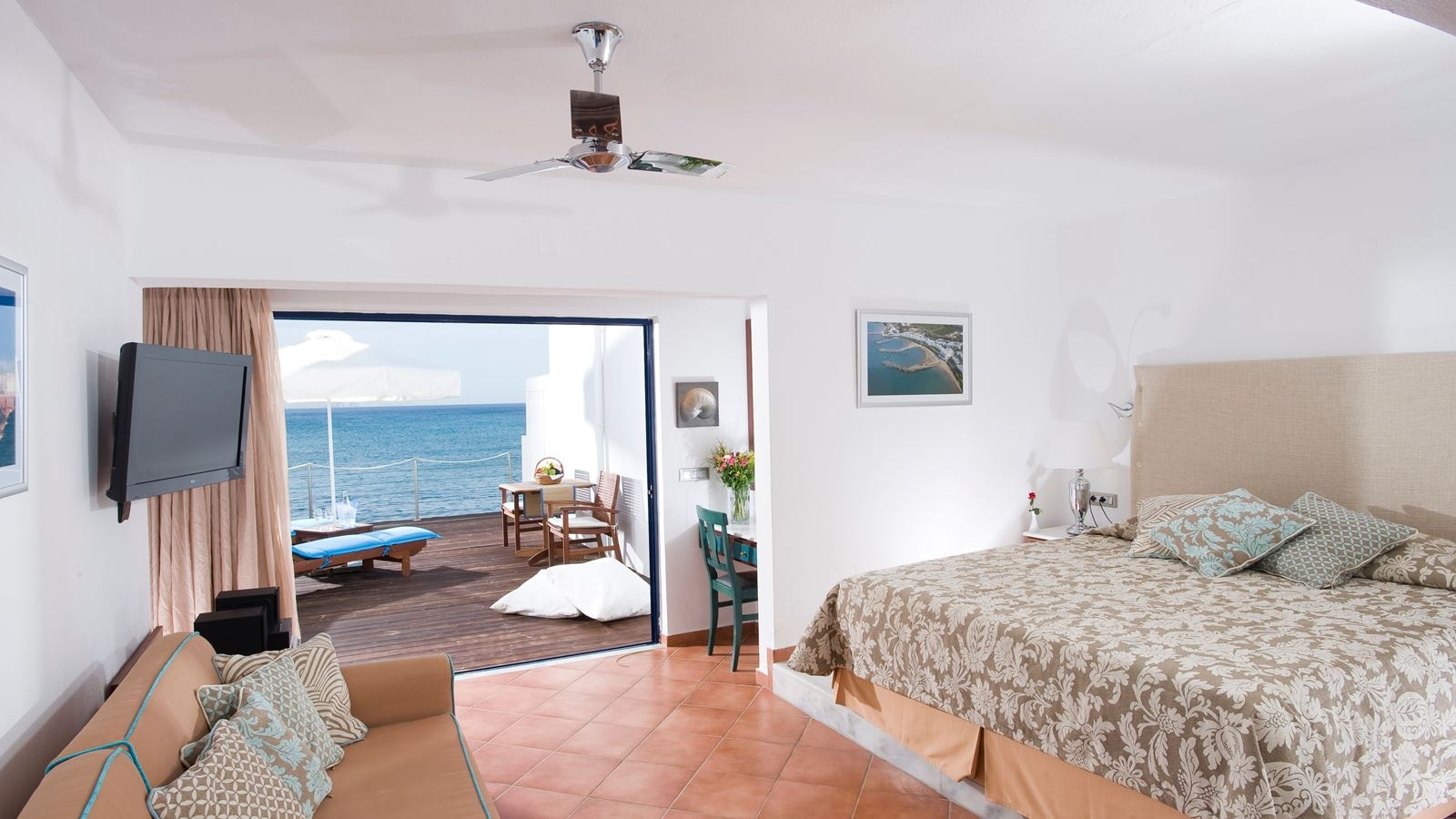 rooms-superior-bungalow-water-front