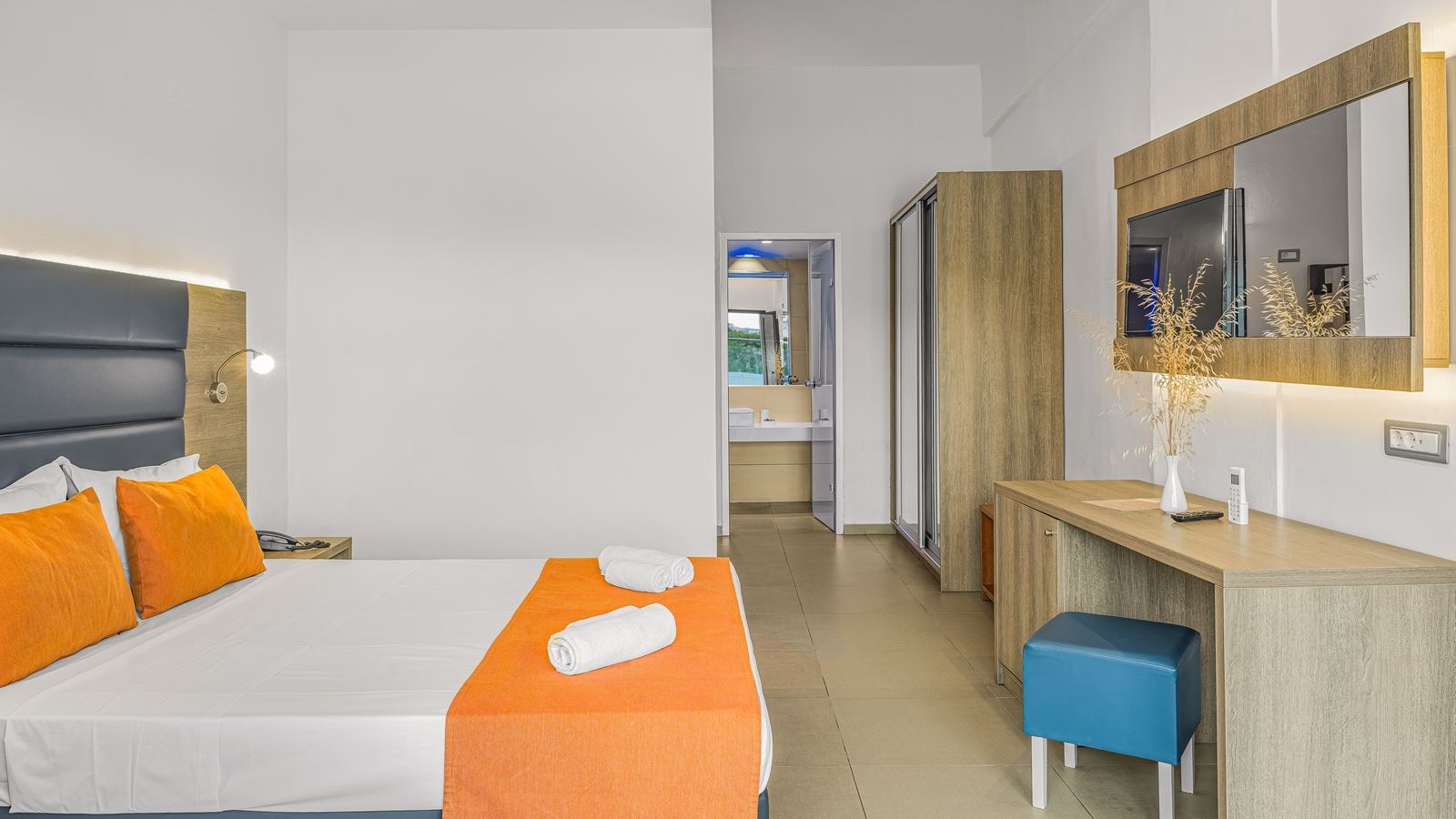 rooms-family-sharing-pool-room