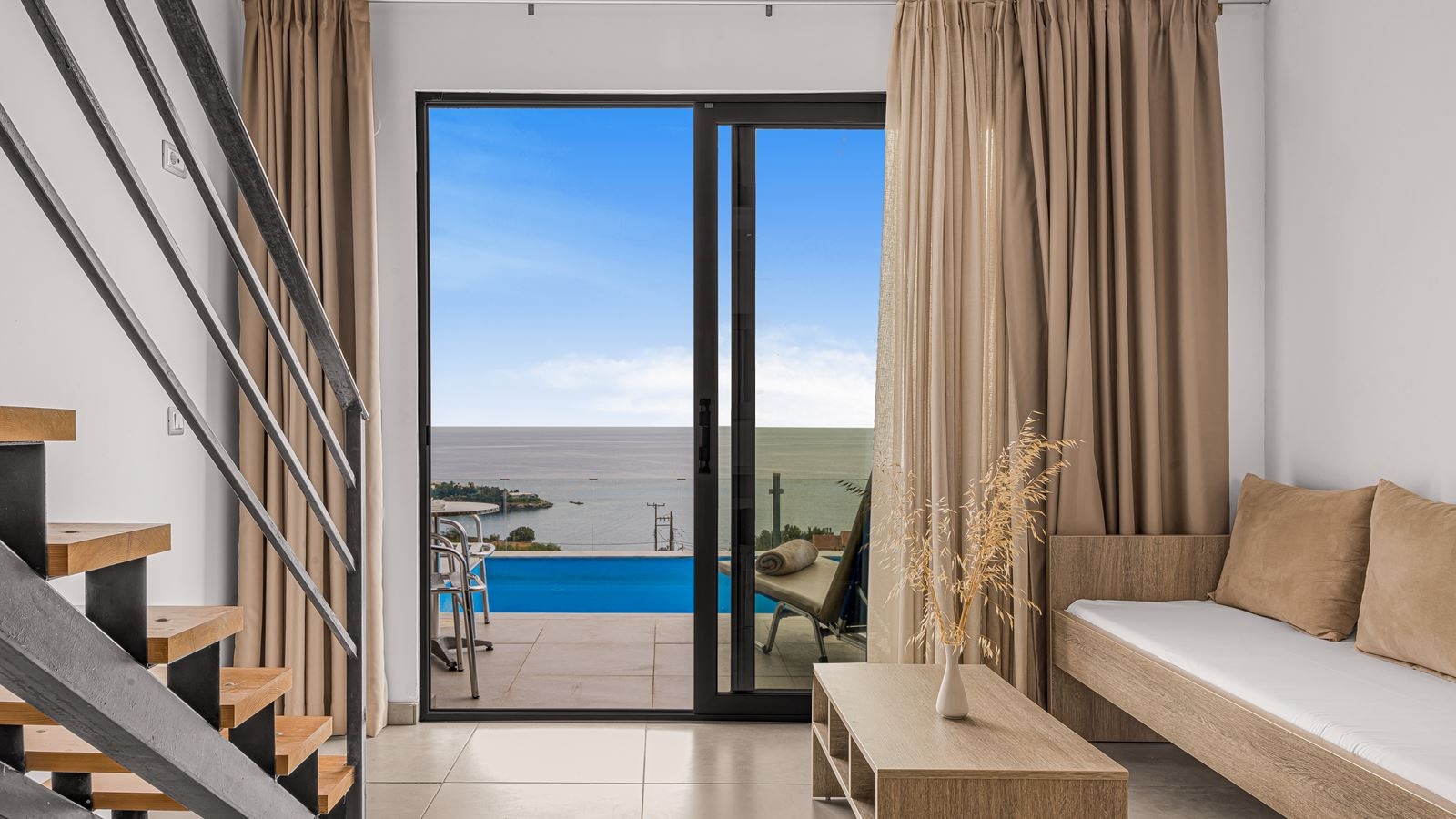 rooms-maisonaitte-sharing-pool---sea-view