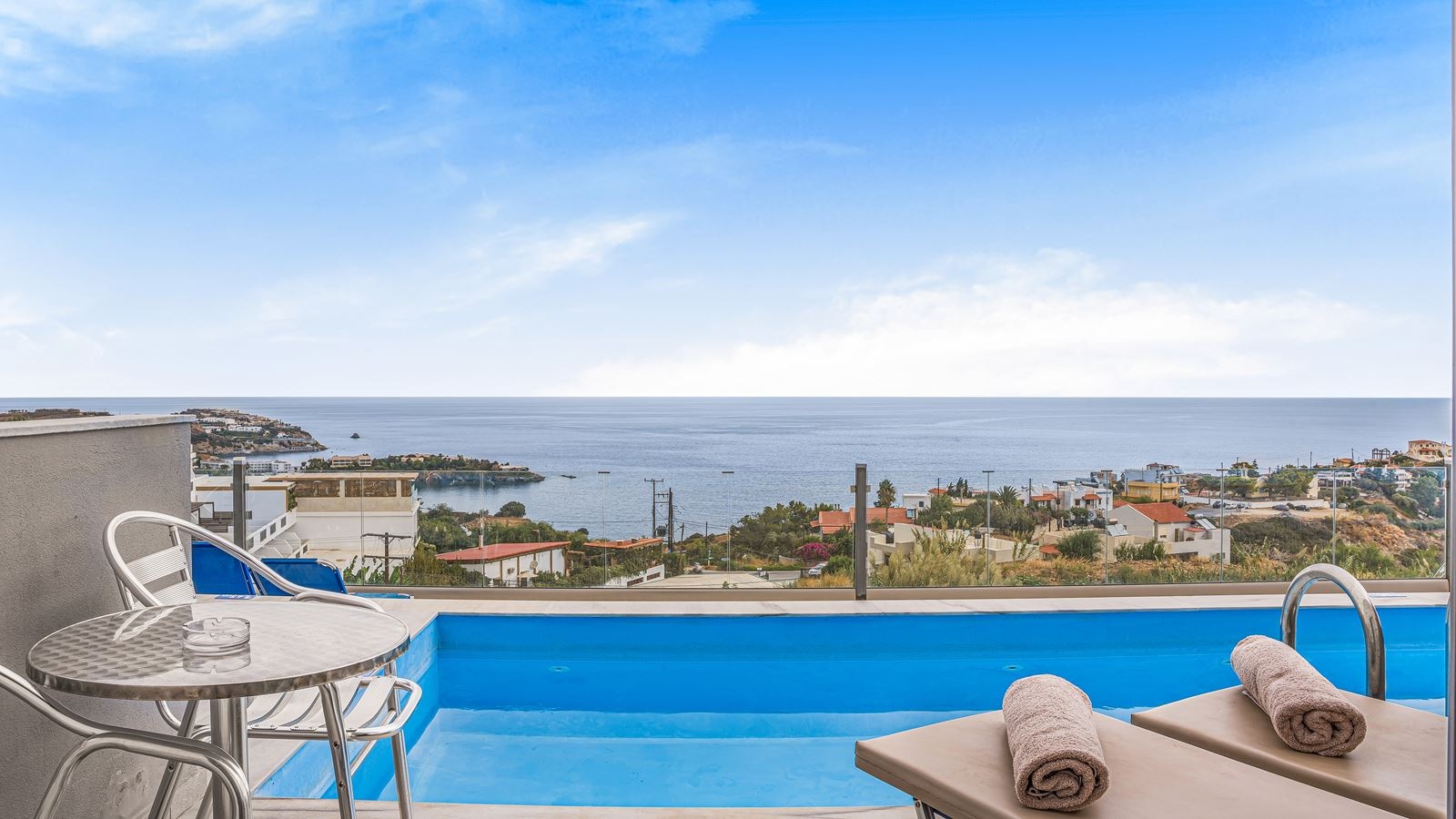 rooms-maisonaitte-sharing-pool---sea-view
