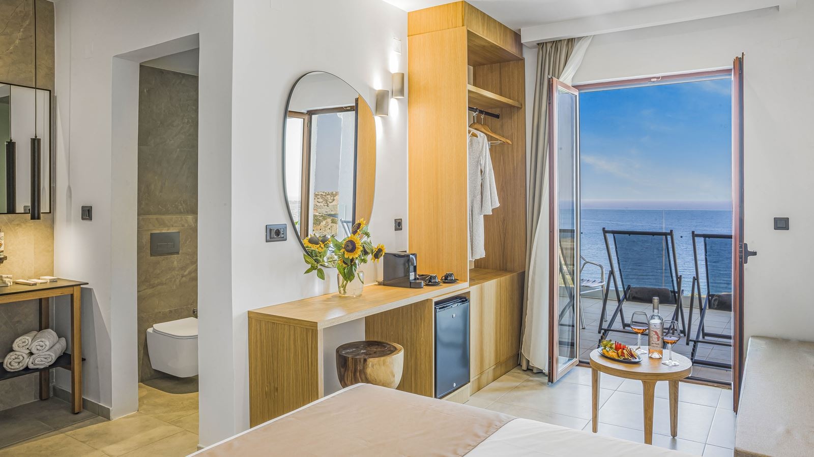 rooms-elegant-superior-sea-view-room