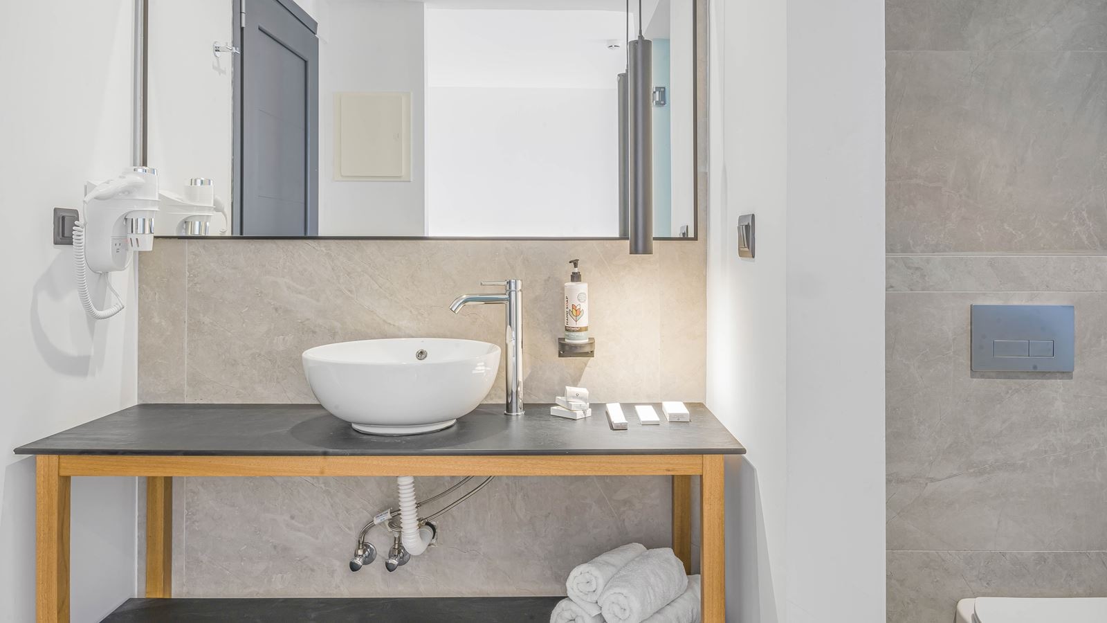 rooms-elegant-superior-double-room