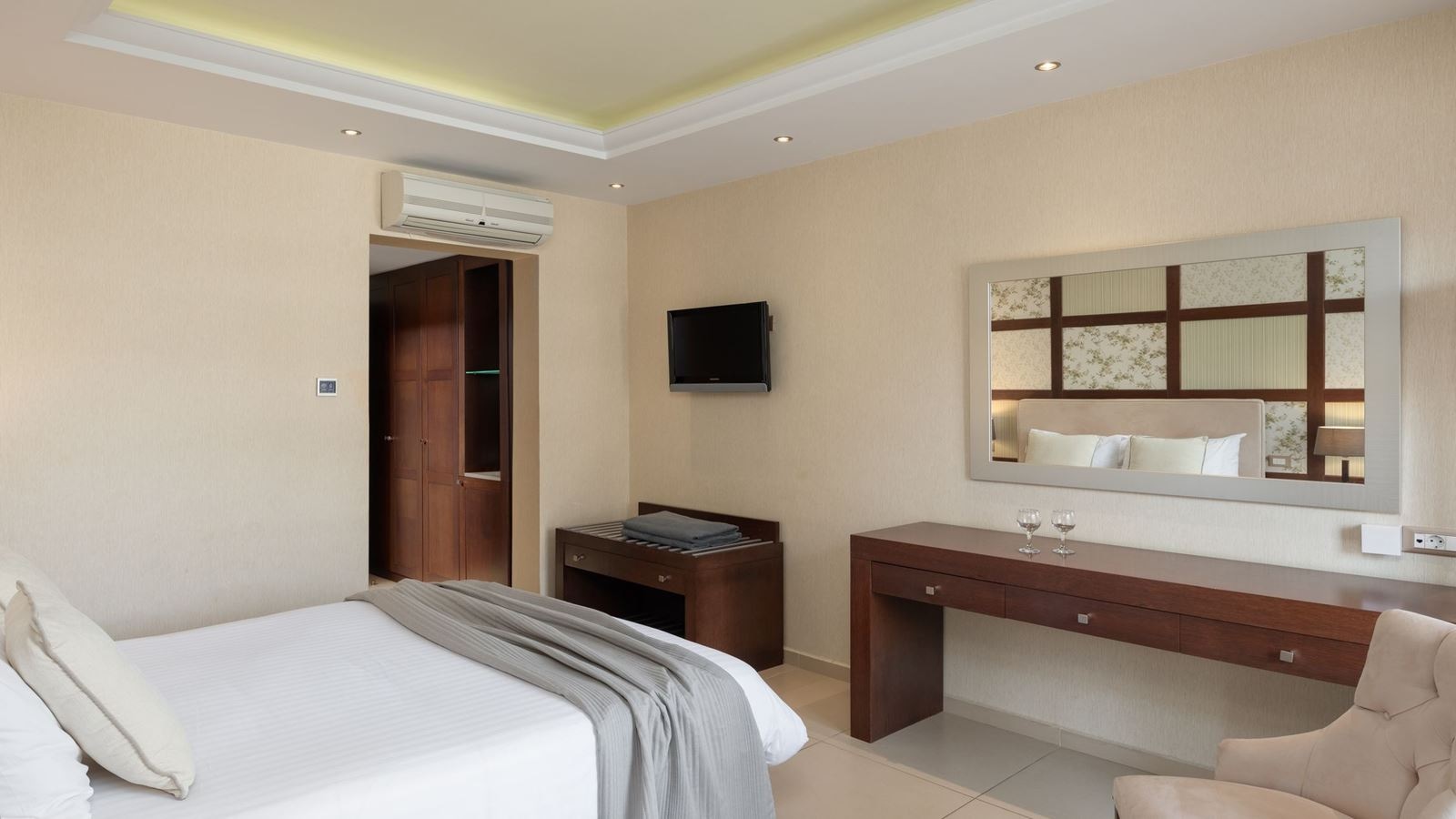 rooms-double-room-pool-view