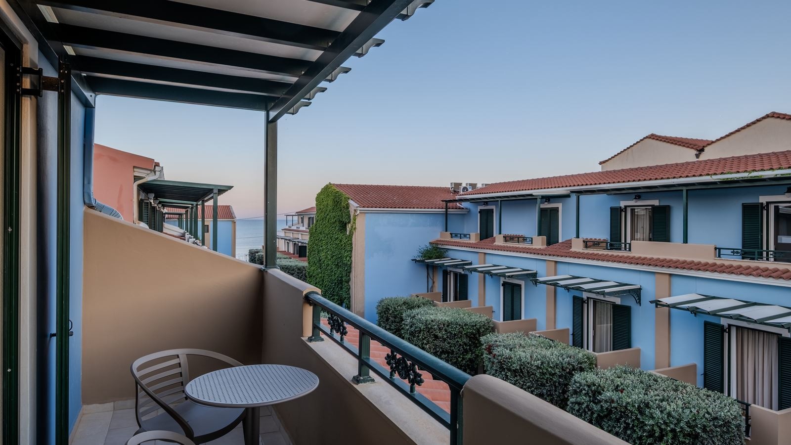 rooms-superior-family-room