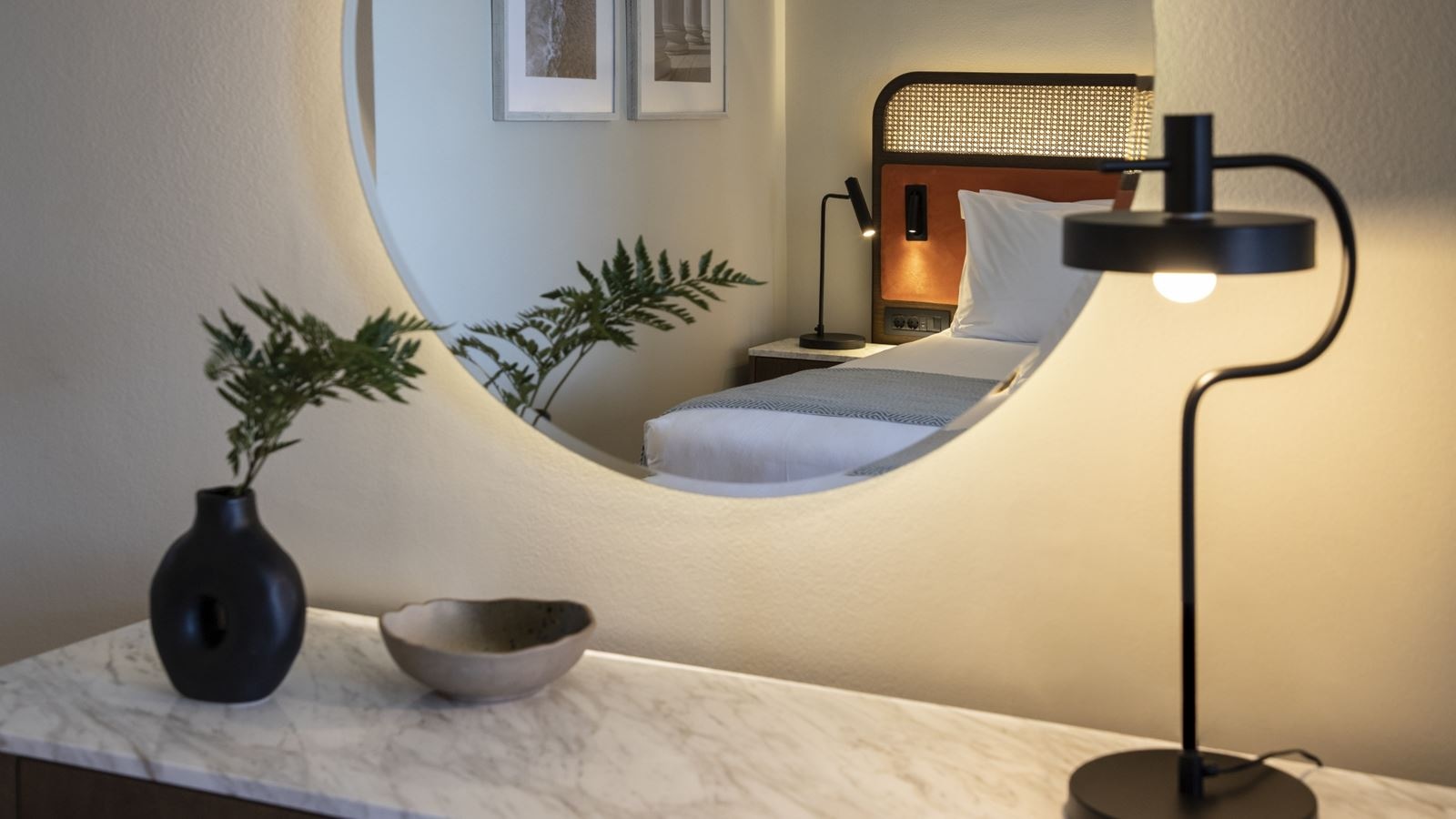 rooms-deluxe-double-inland-view-with-partition-and-seating-area