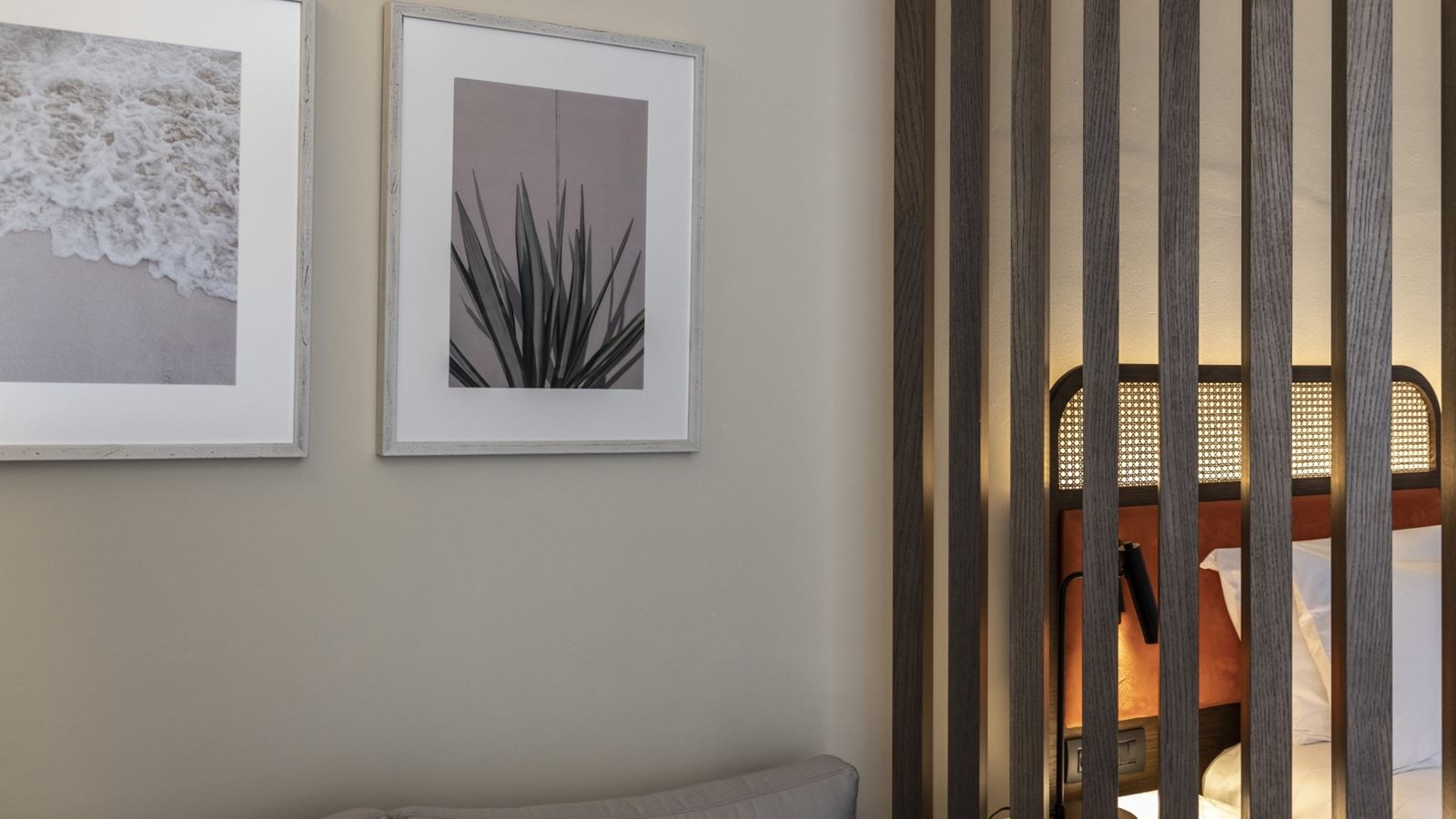 rooms-deluxe-double-inland-view-with-partition-and-seating-area