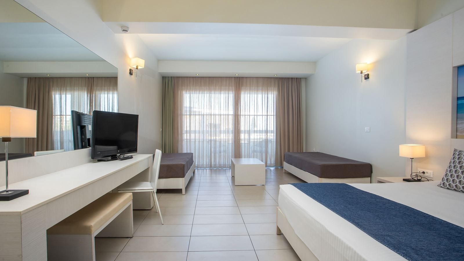 rooms-junior-suite-pool-view-terrace