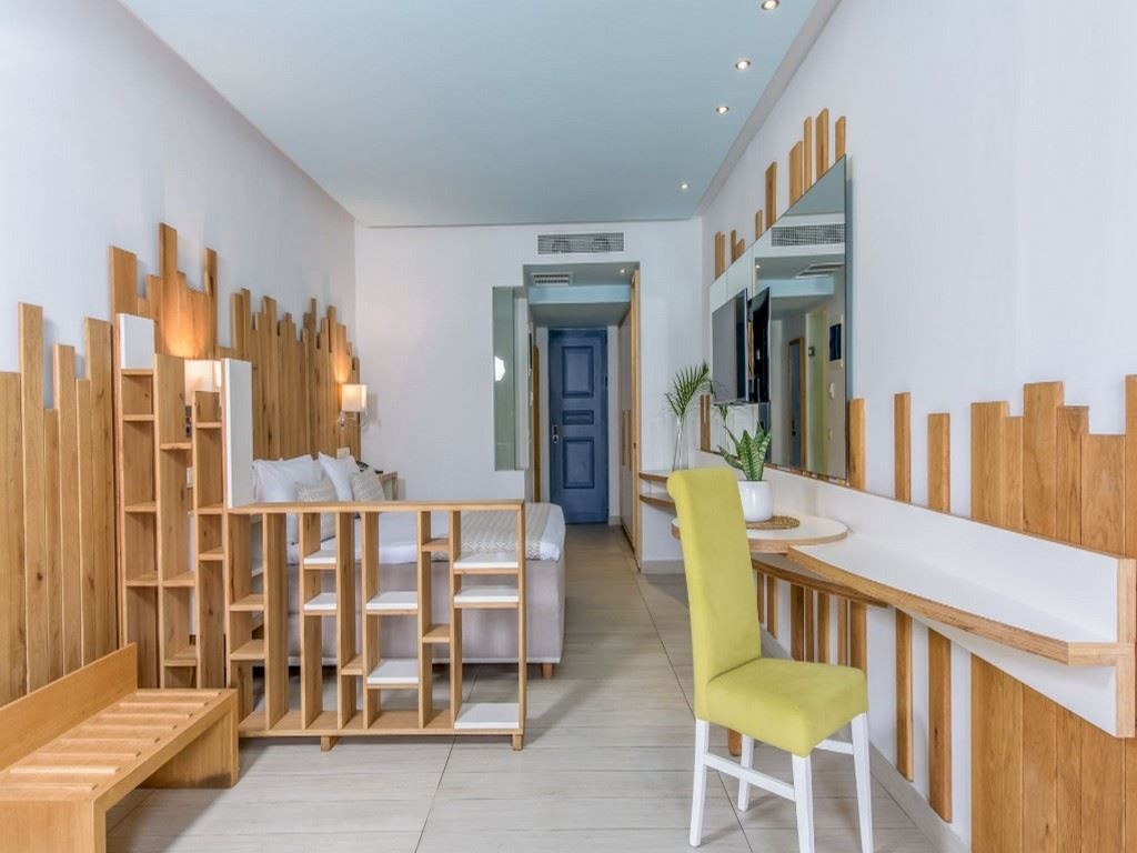 rooms-junior-suite-sea-front-sharing-pool