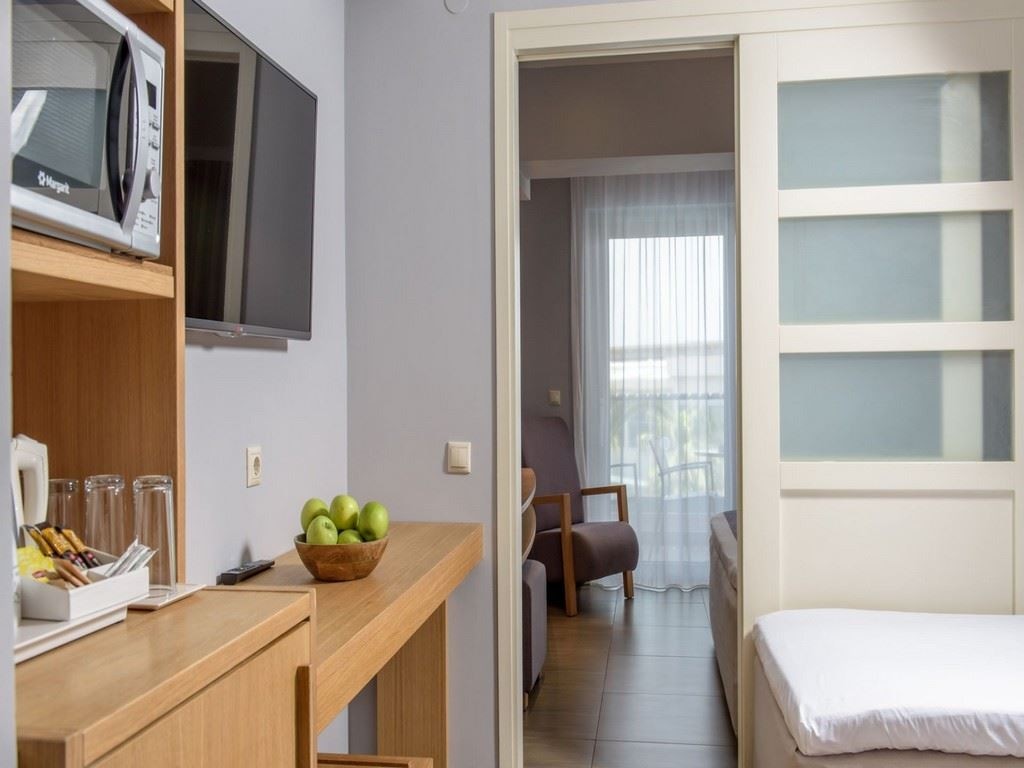 rooms-family-garden-view-sliding-door