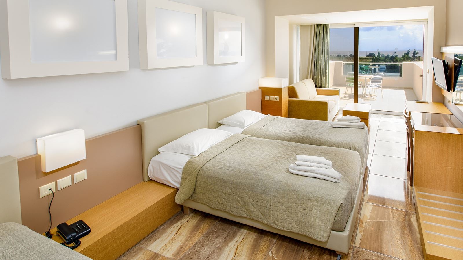 rooms-quadruple-sea-view-main-building-balcony