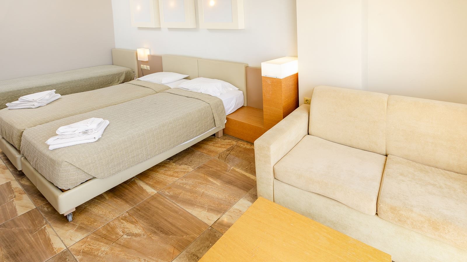 rooms-quadruple-sea-view-main-building-balcony