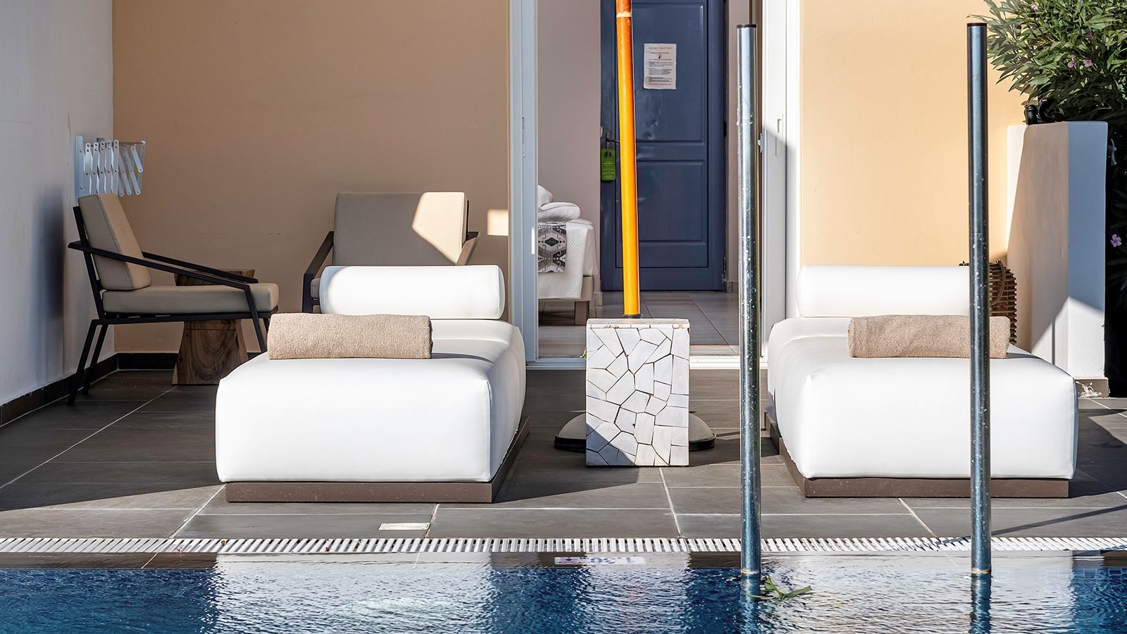 rooms-swim-up-bungalow-pool-view-terrace