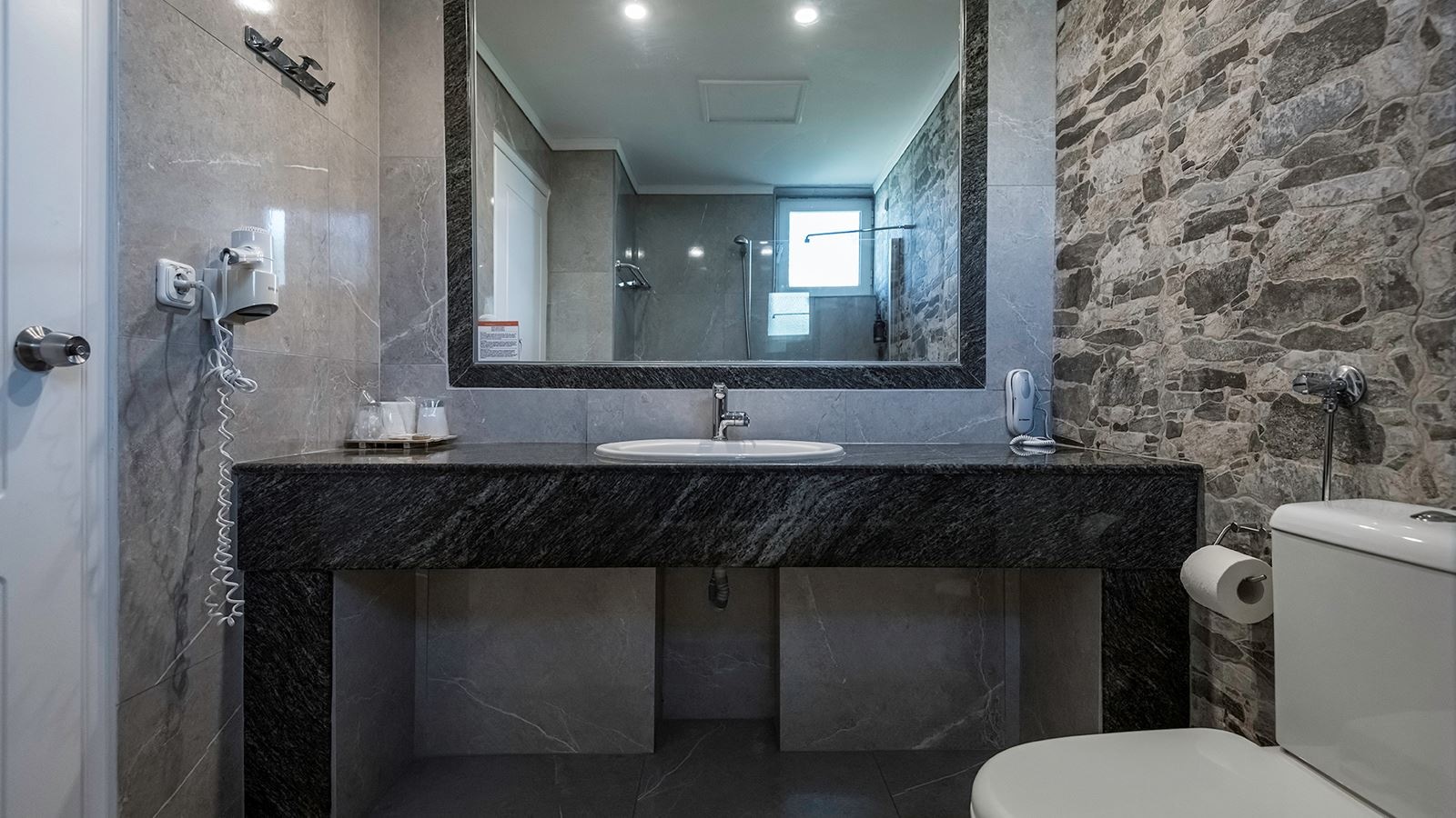 rooms-swim-up-bungalow-pool-view-terrace