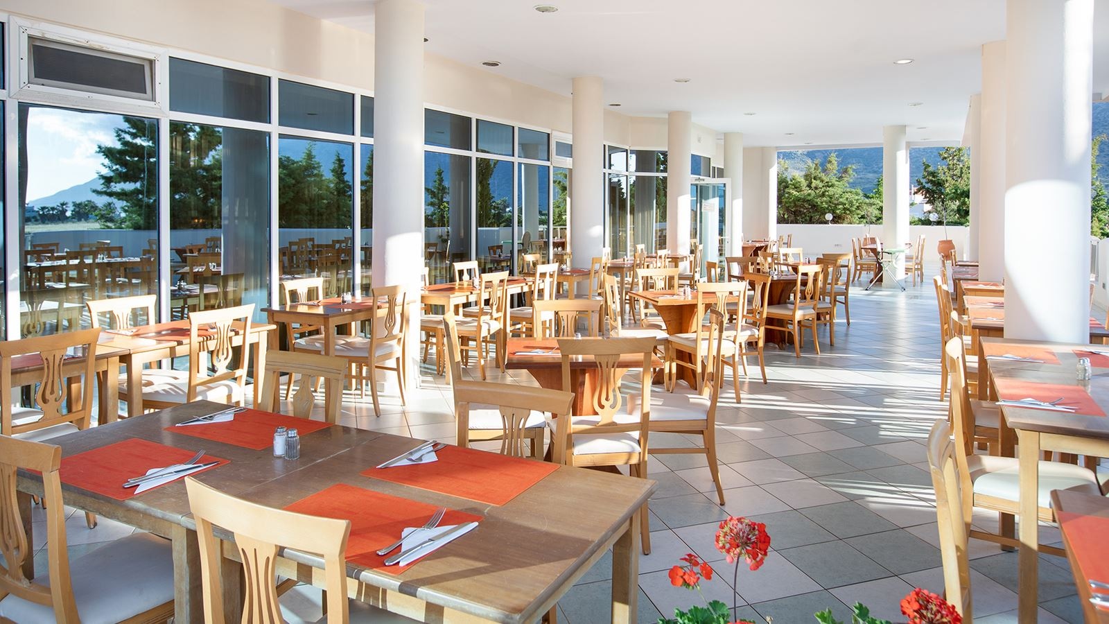 restaurants-taverna-and-pool-bar