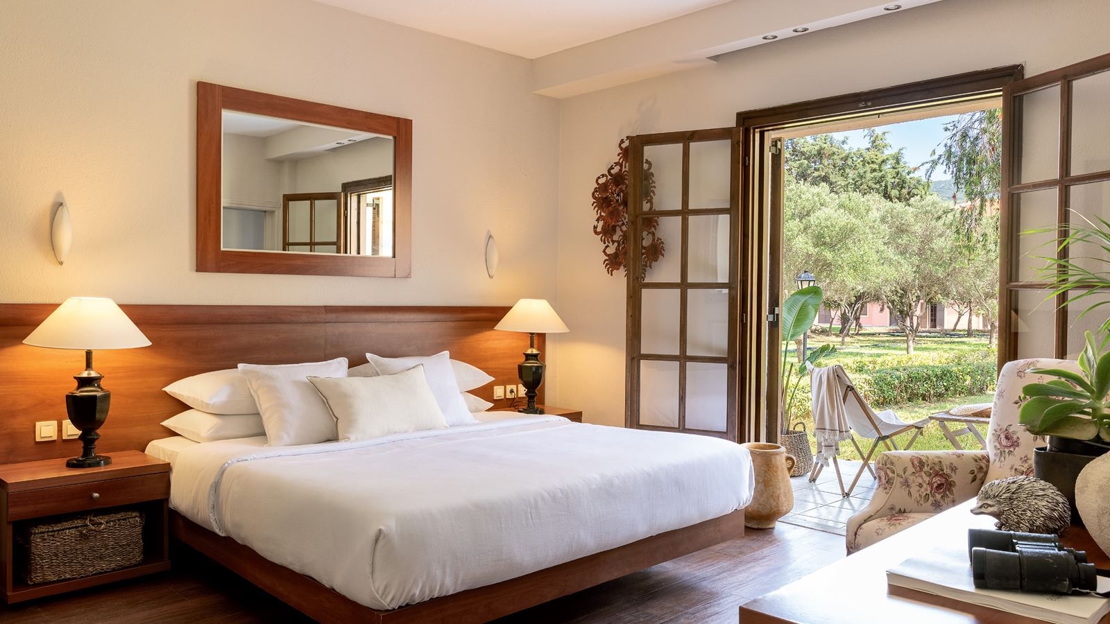 rooms-family-apartment-veranda--gardens