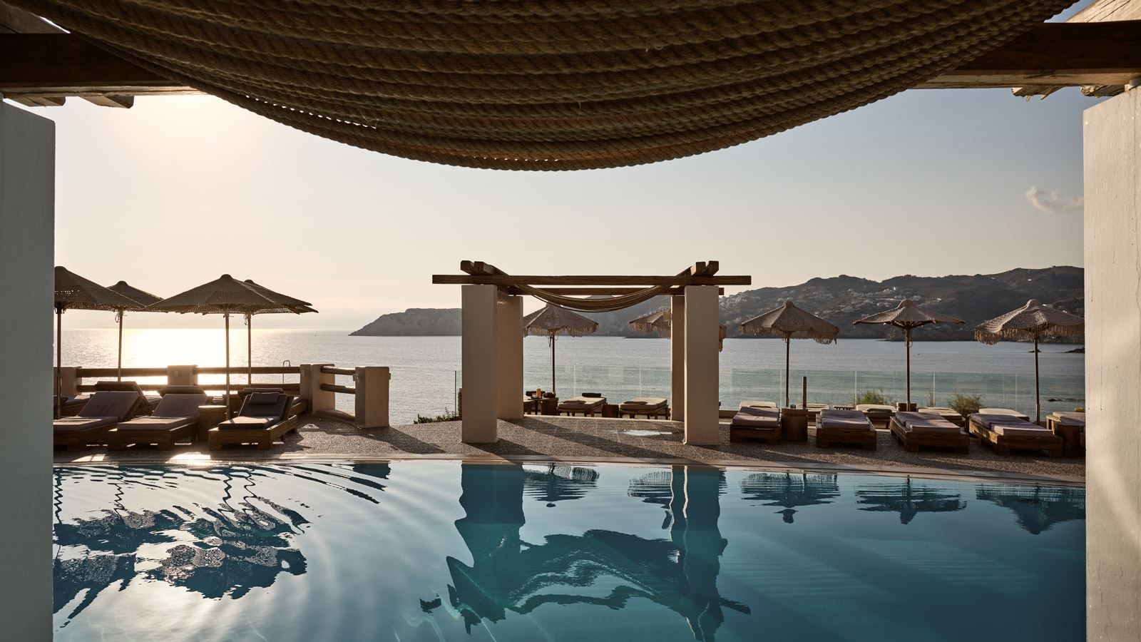 restaurants-thalassa-pool-bar