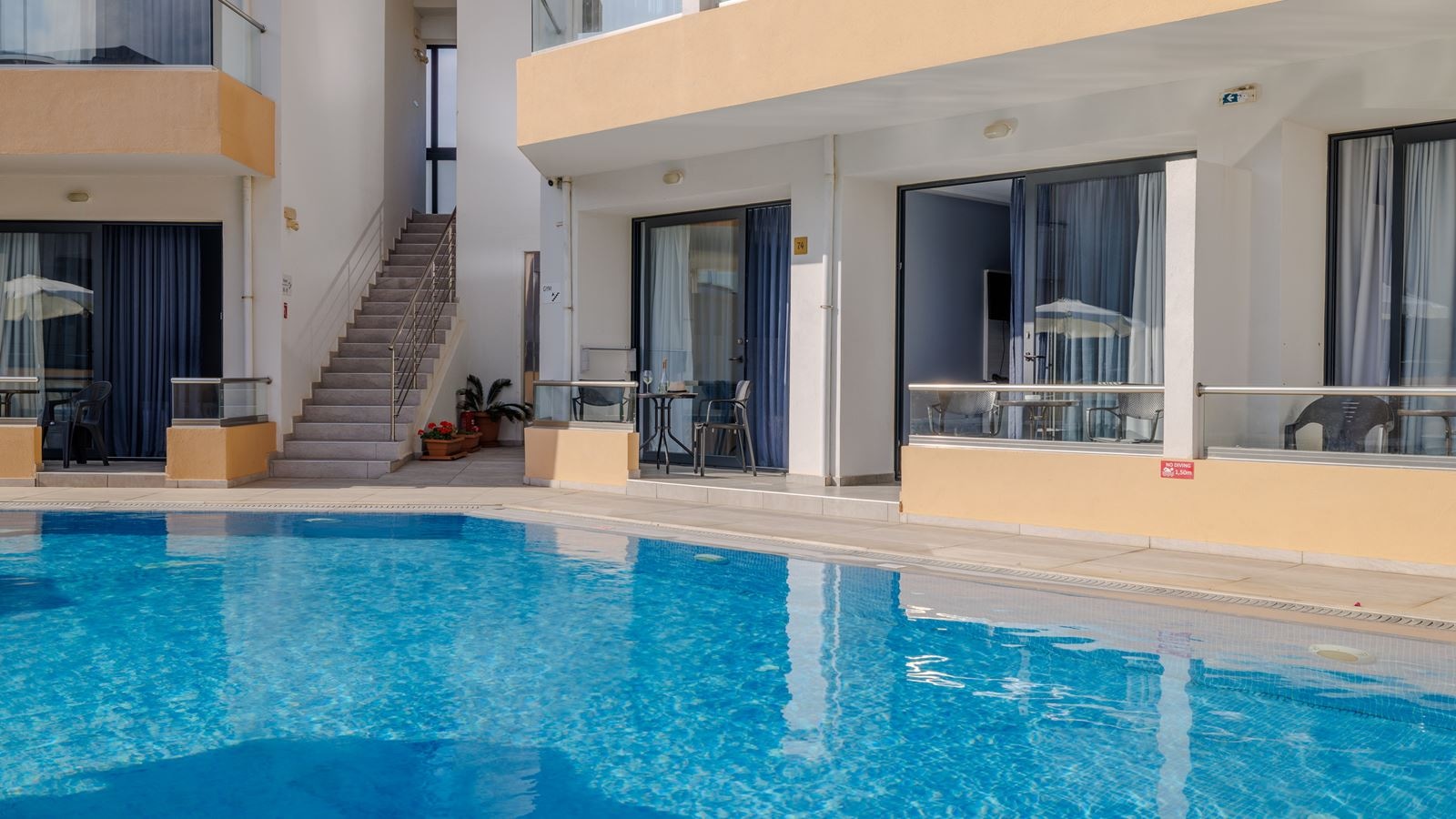 rooms-double-room-pool-front