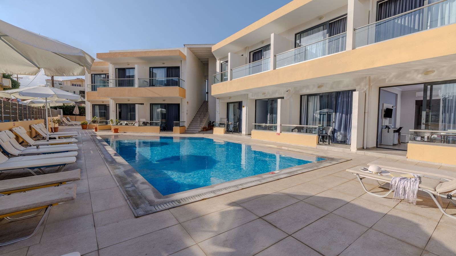 rooms-triple-room-pool-front