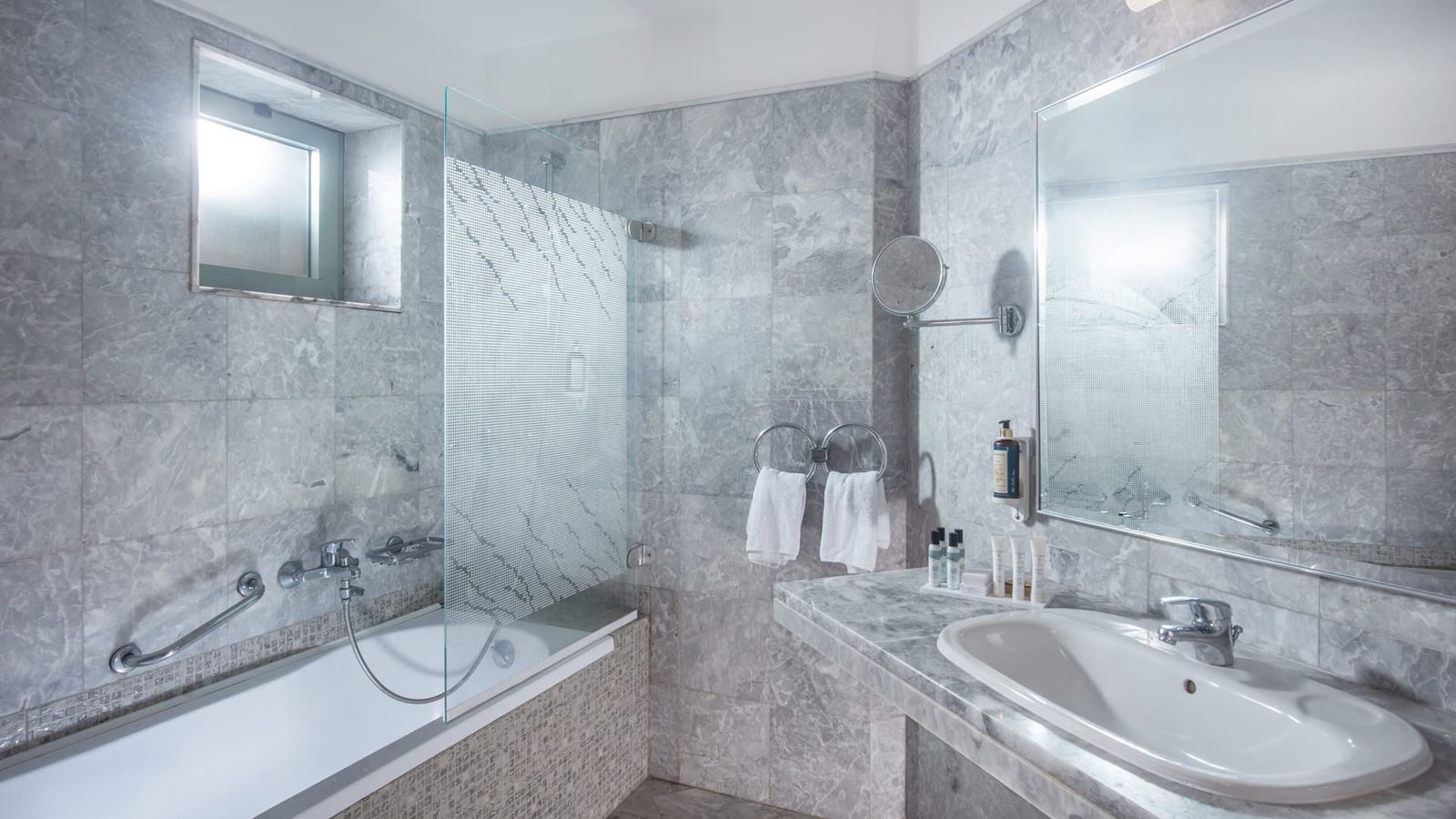 rooms-2-broom-family-room-private-pool