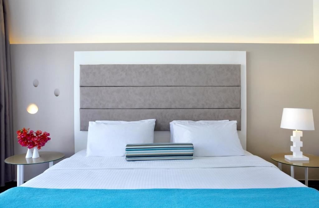 rooms-single-room-sea-view-balcony