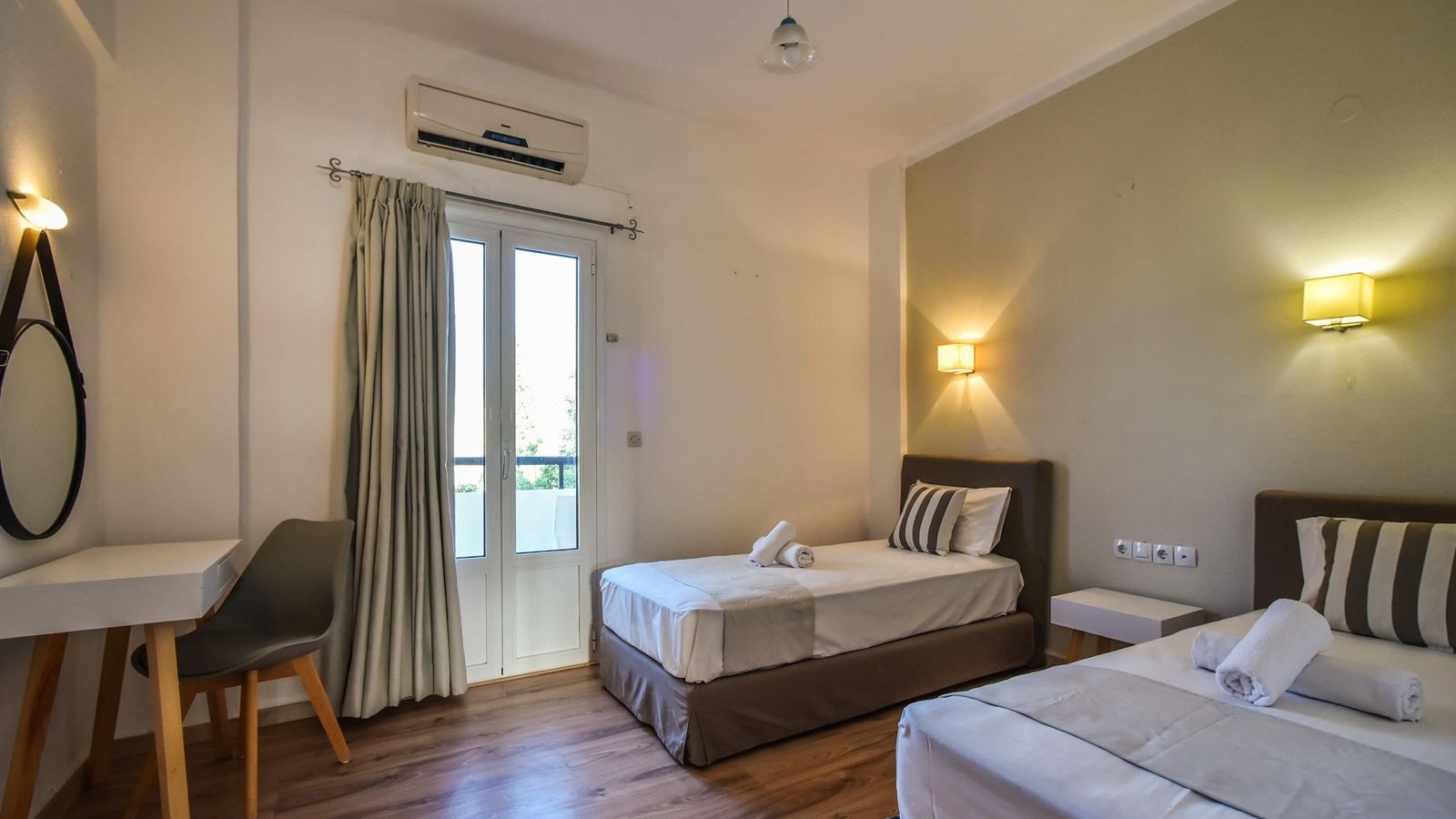 rooms-1-bedroom-superior-triple-apartment-balcony-or-terrace