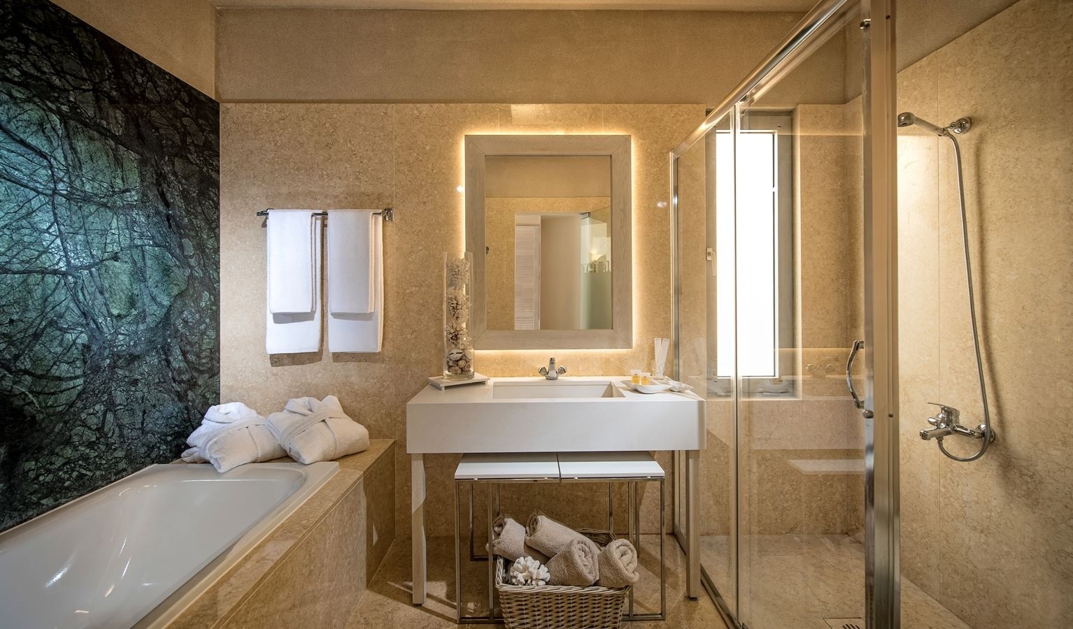 rooms-luxury-room-1-bedroom-sea-view-main-building