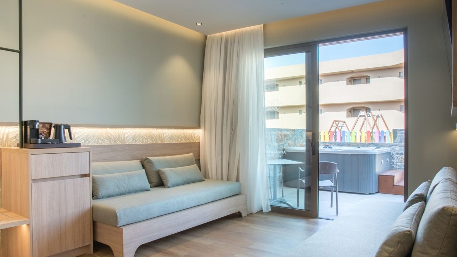 rooms-petite-suite-garden-view-outdoor-hot-tub