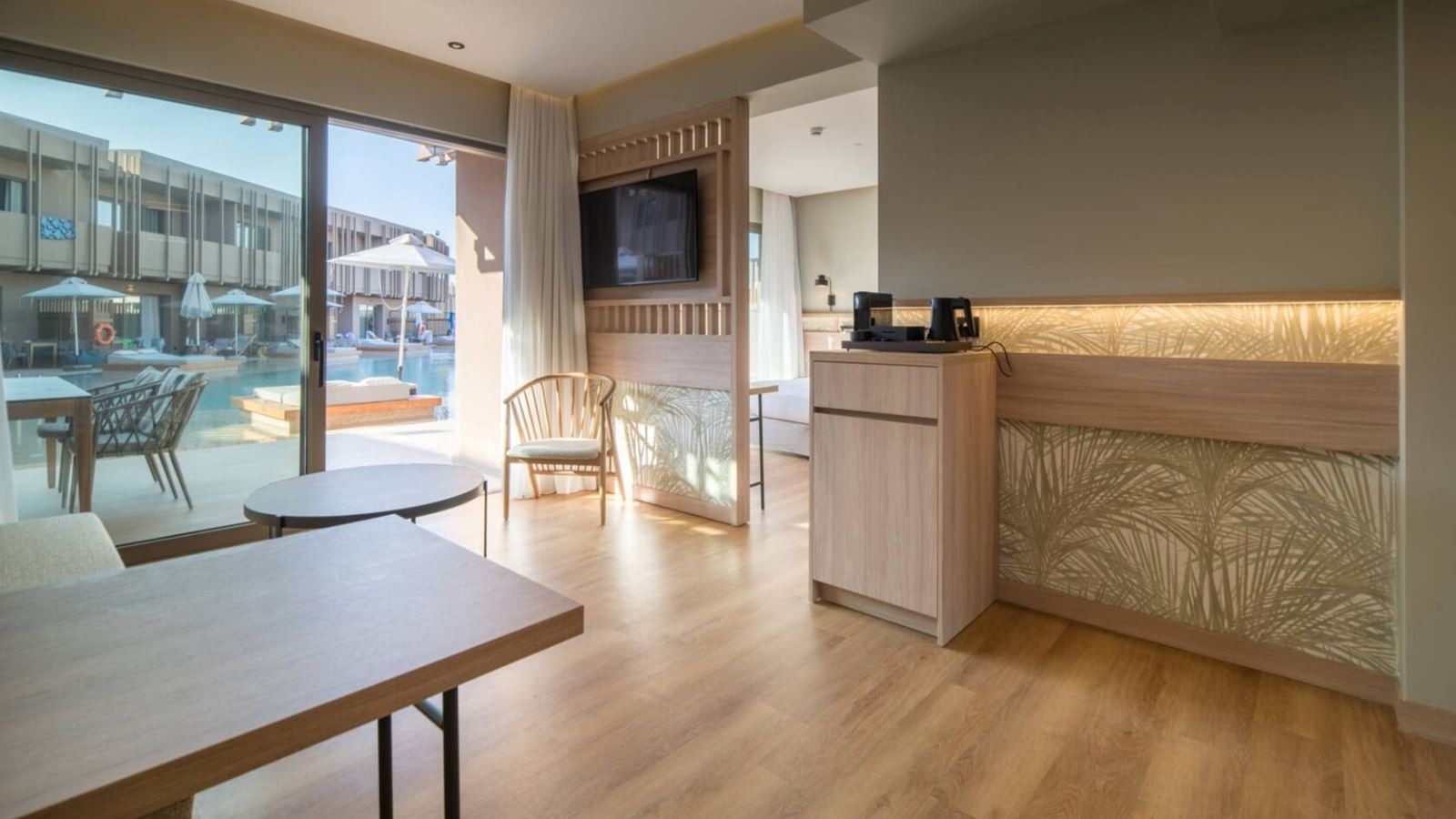 rooms-petite-suite-garden-view-pool-acces