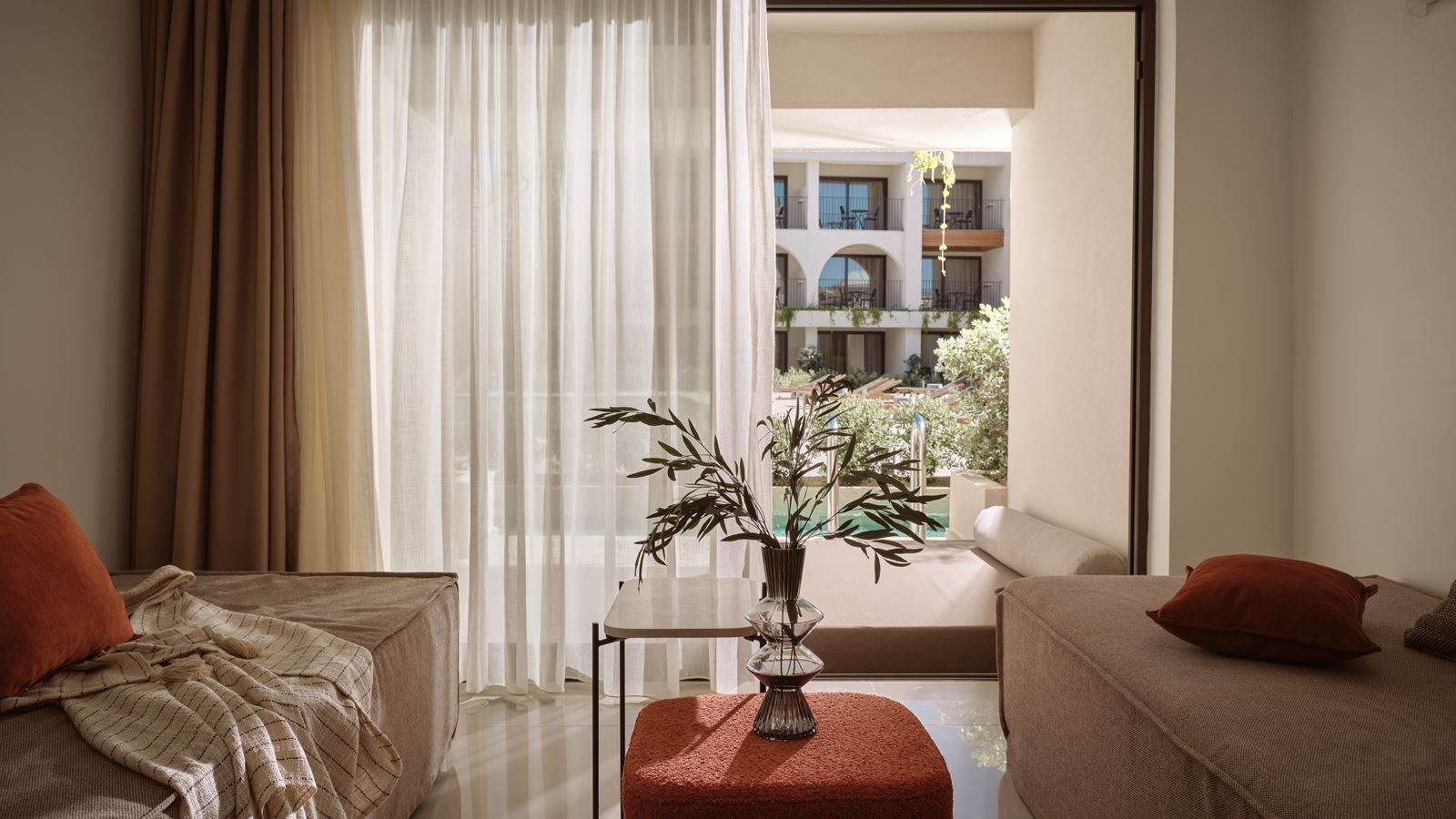 rooms-deluxe-1-bedroom-suite-with-sharing-pool