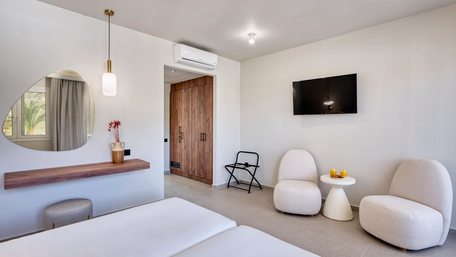 rooms-superior-family-room