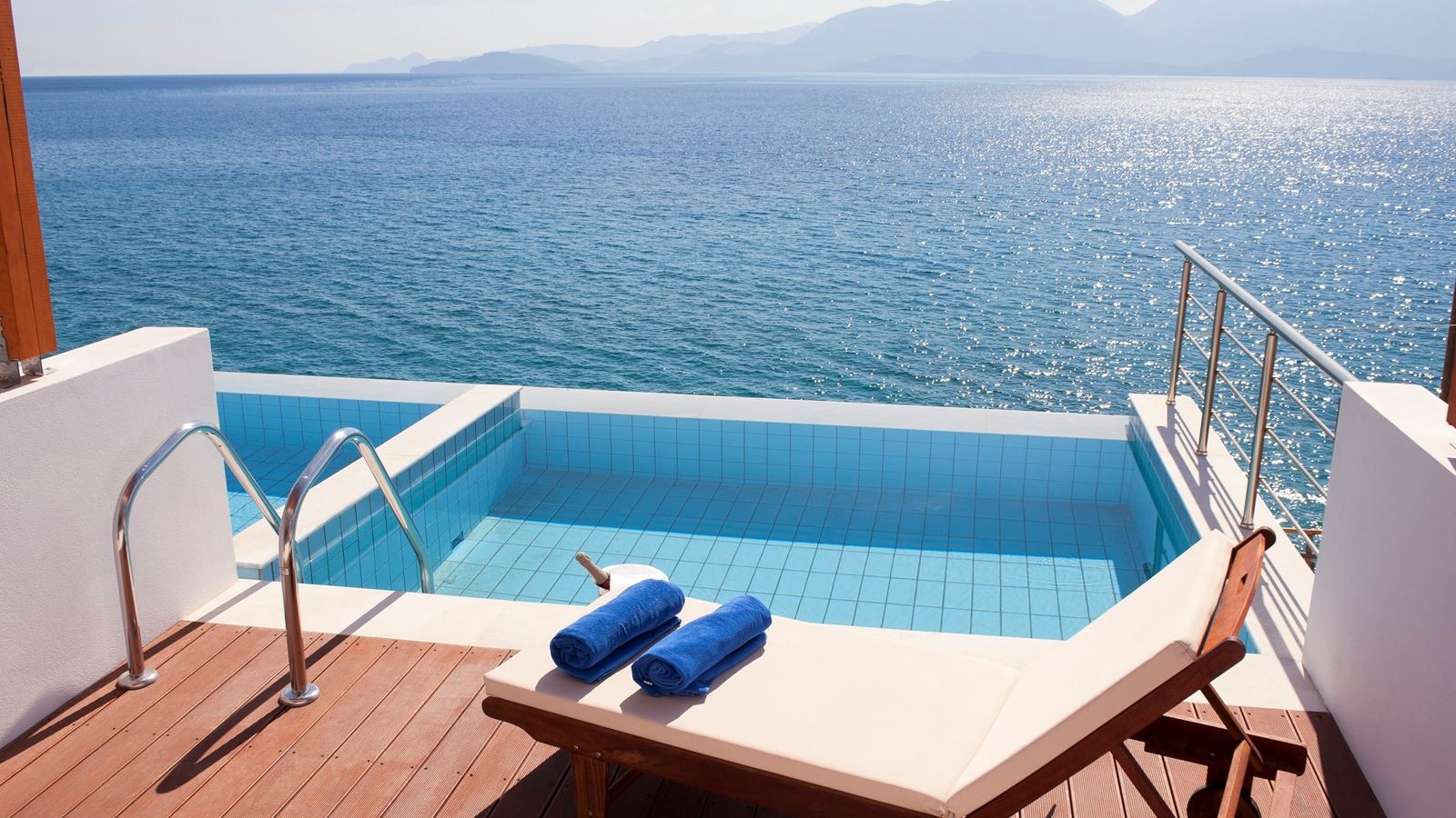rooms-room-superior-sea-view-pool